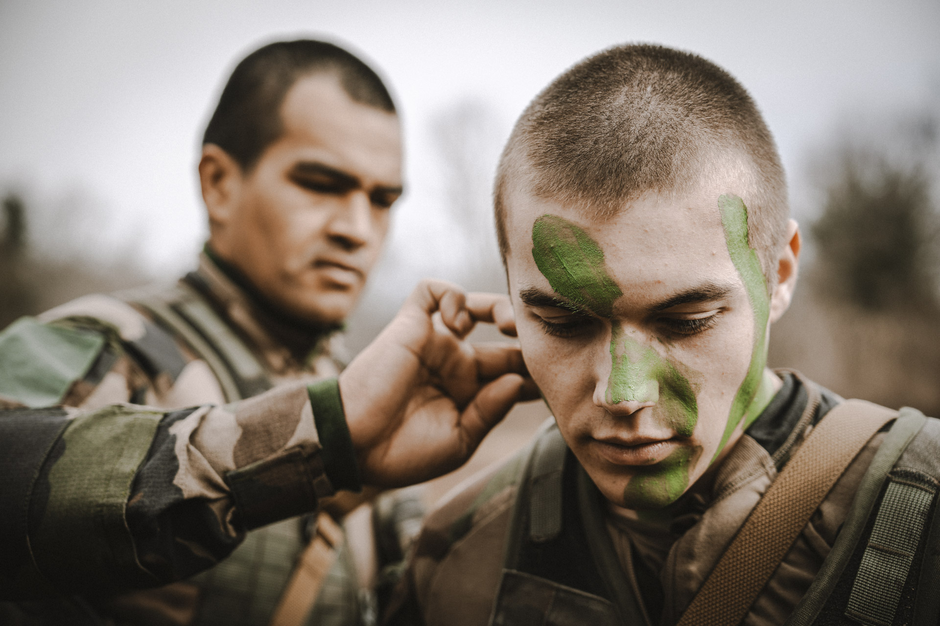 Camouflage pour un jeune soldat.