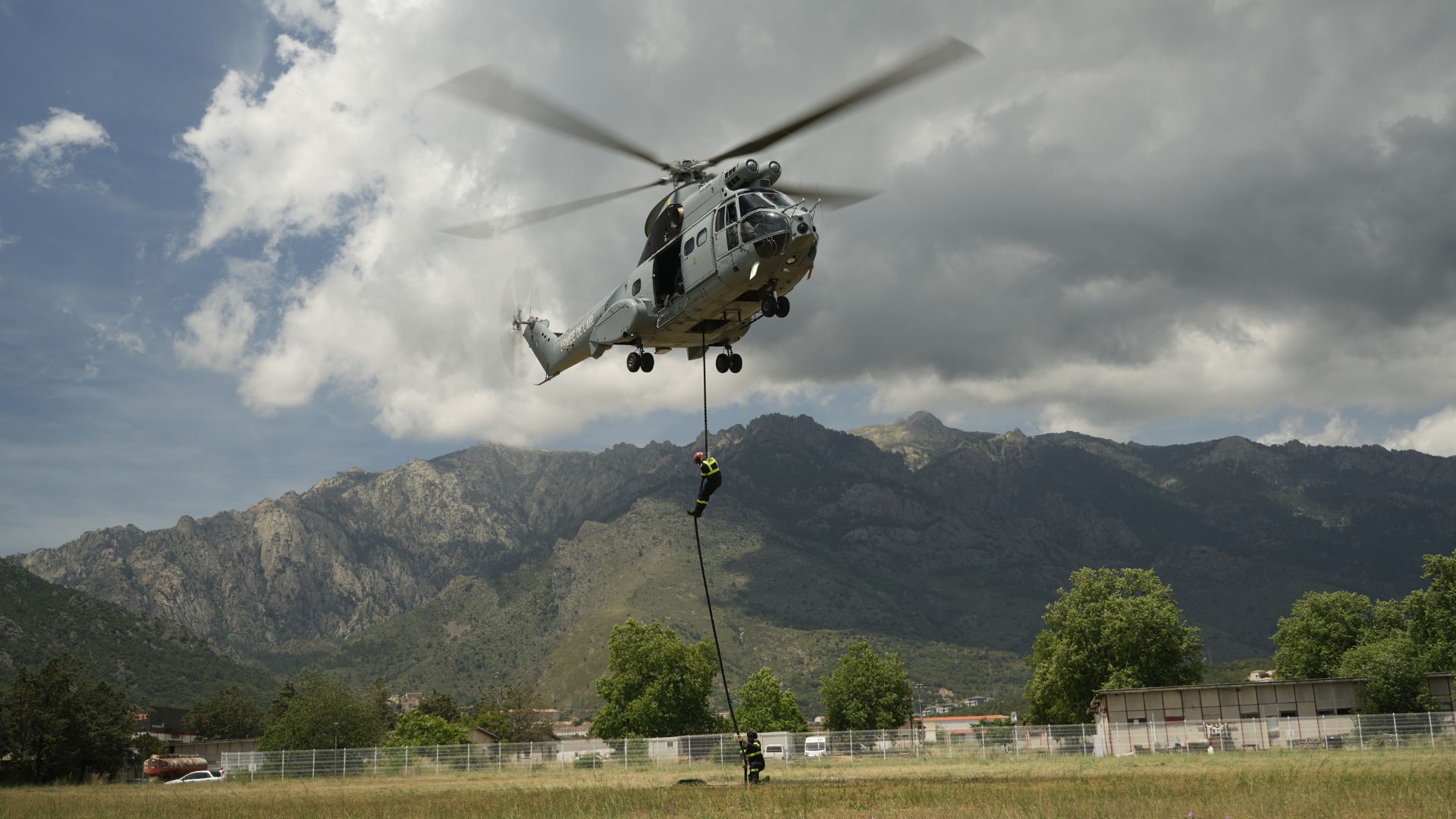 Les sapeurs-sauveteurs s'entraînent à la descente en corde lisse avec les aviateurs de la base aérienne de Solenzara.