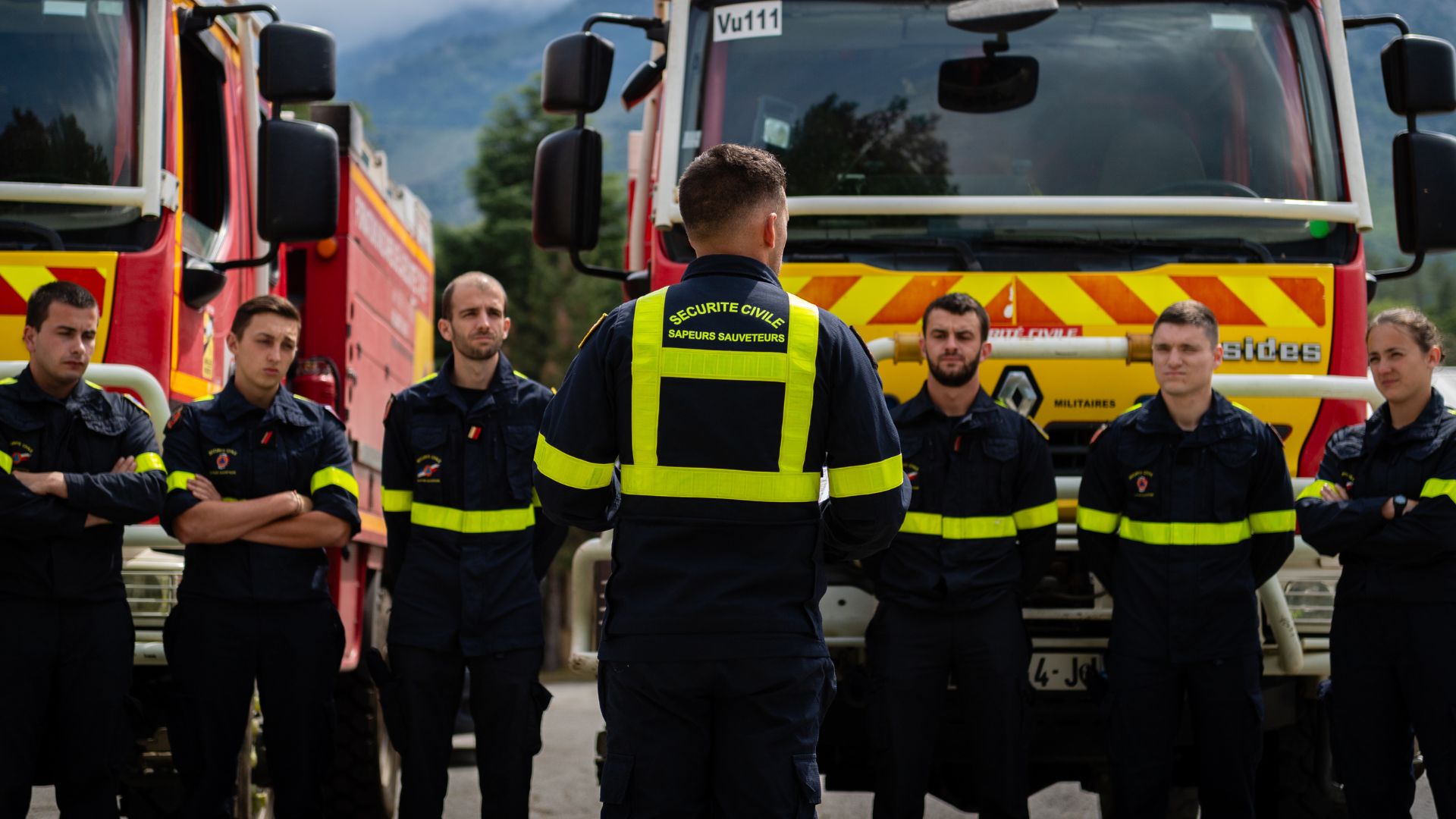 Le sous-officier adjoint explique l'entraînement à venir à sa section.