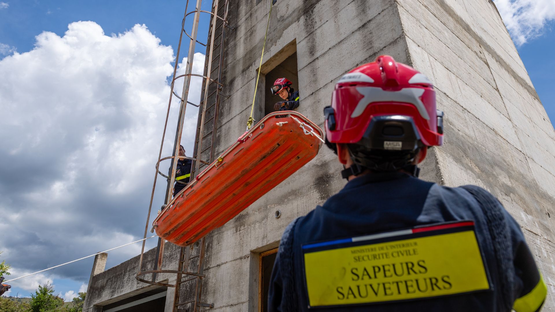 Un jeune en formation s'entraîne.