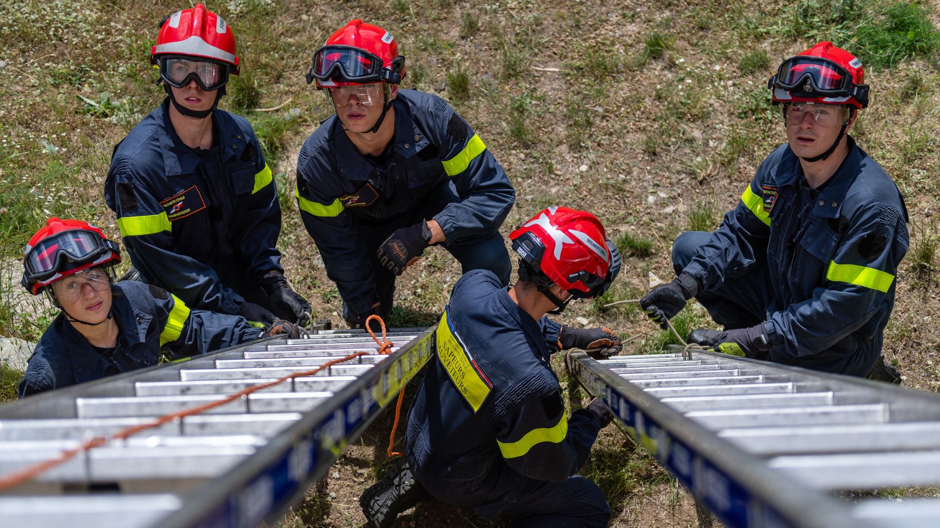 Les jeunes recrues déroulent une manoeuvre d’évacuation d’une victime à l’aide d’un brancard.