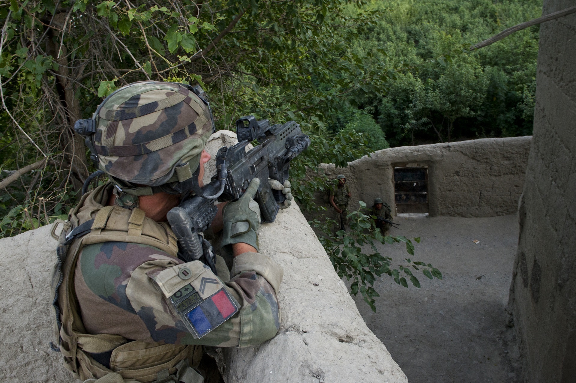 Opération Shamshir en Afghanistan, juillet 2011. Un GCP en observation sur un toit dans le village d'Adisaï.