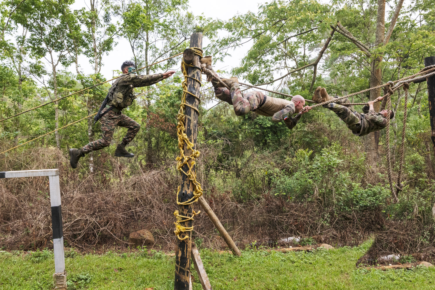 Les légionnaires découvrent le parcours d'obstacles indien.