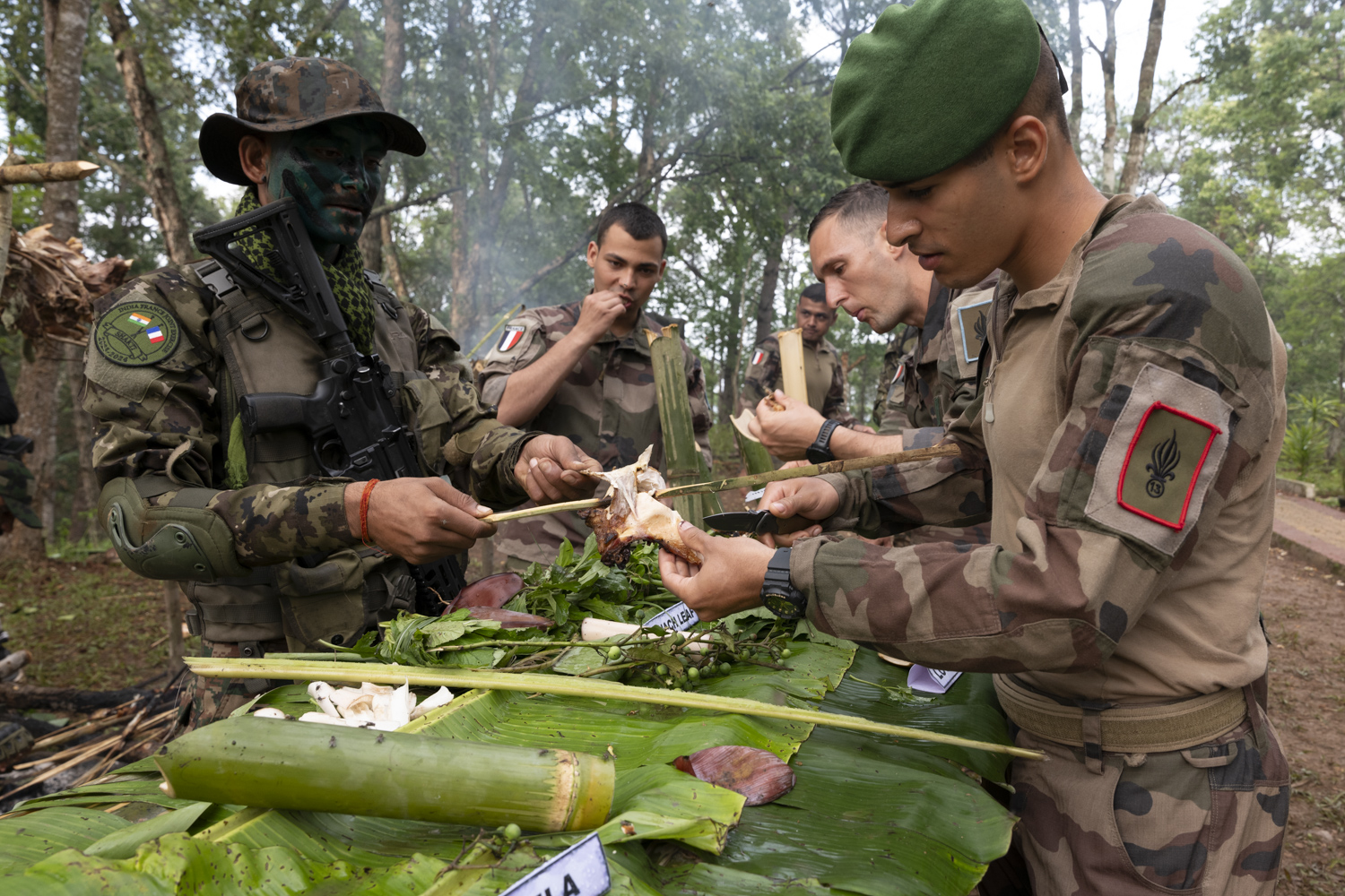 Les légionnaires découvrent la nourriture en jungle durant un atelier dédié à la survie, organisé par les indiens.