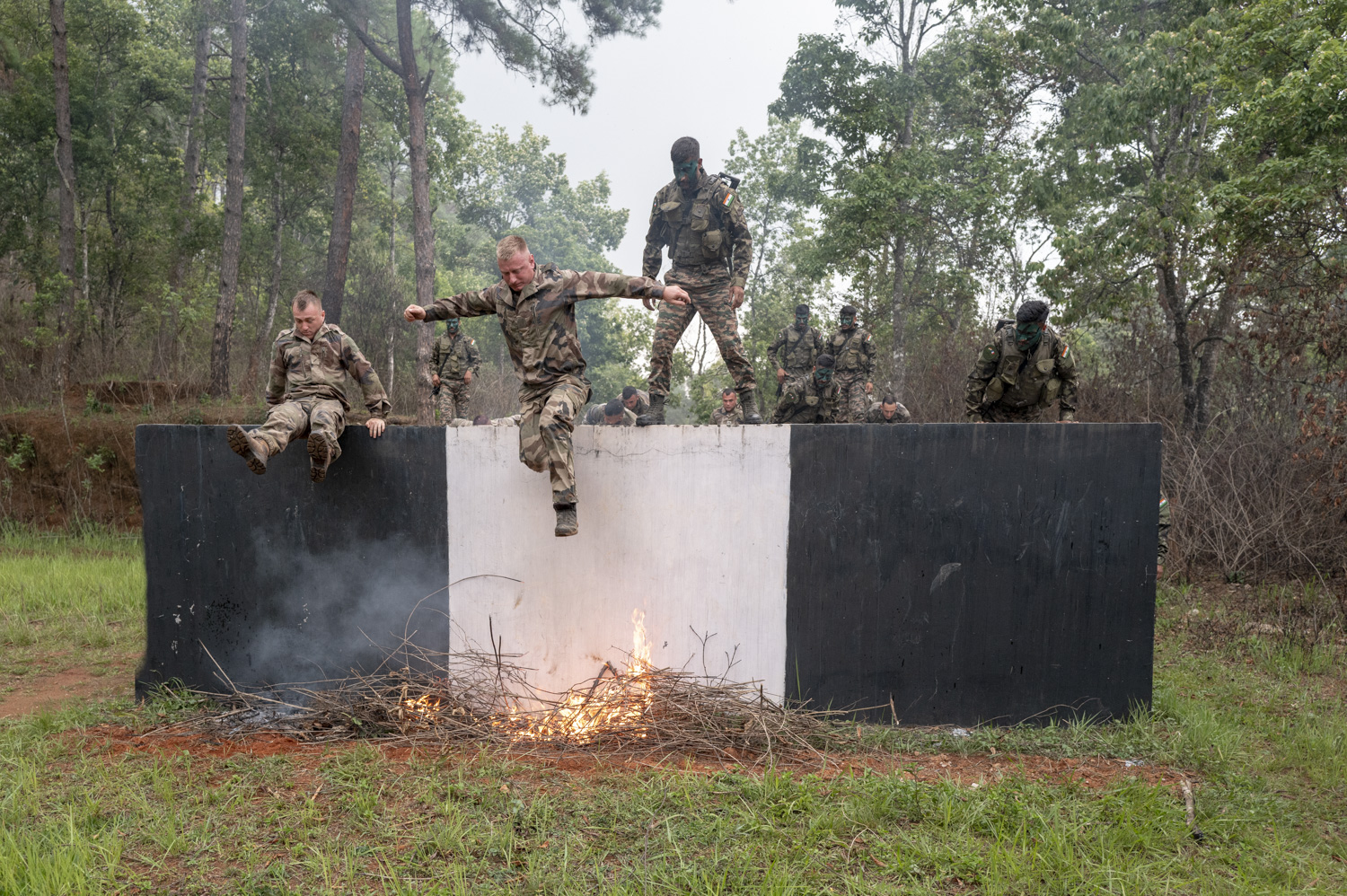 Les légionnaires découvrent le parcours d'obstacles indien.