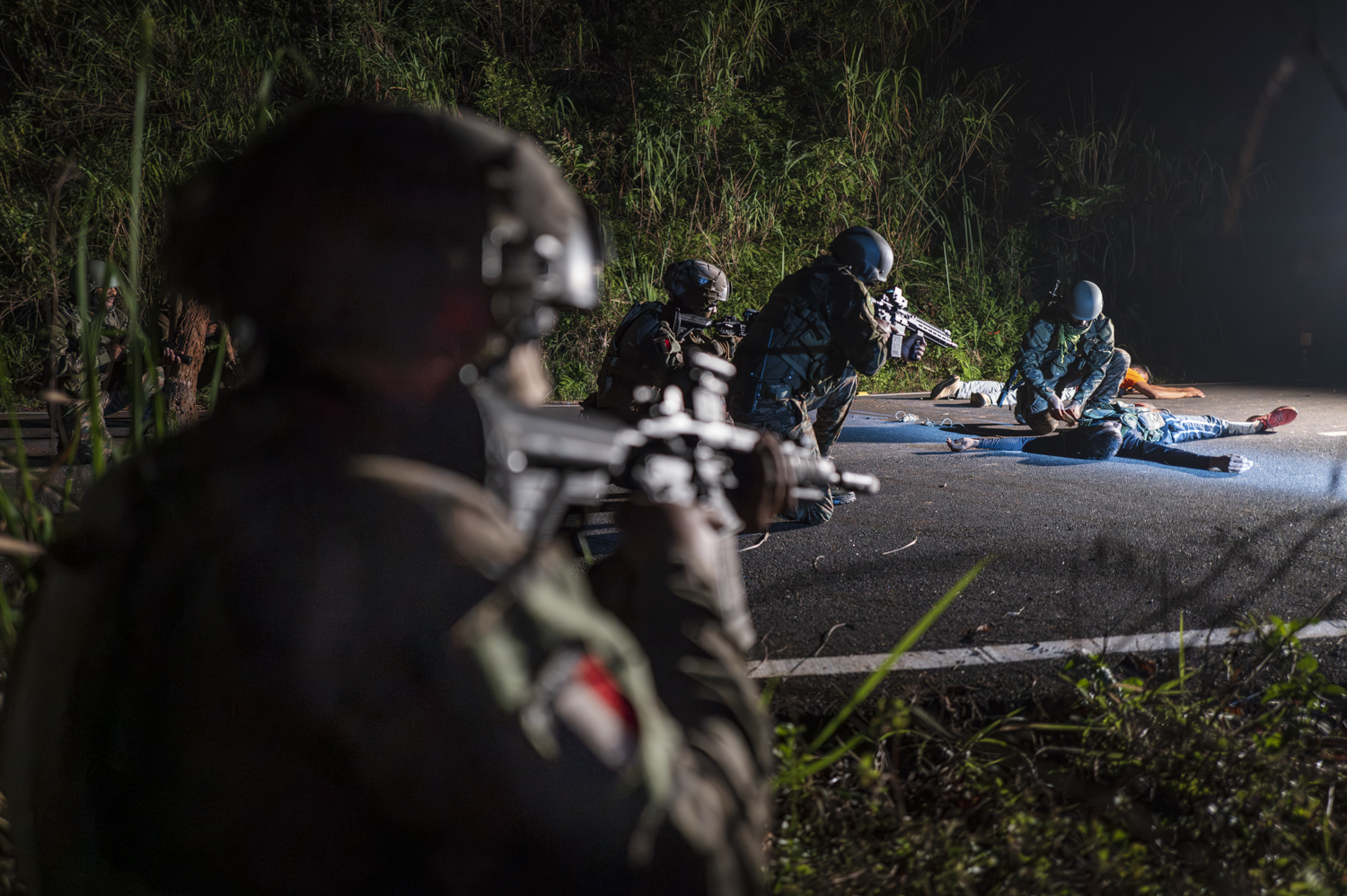 Fouille d'un ennemi neutralisé sur un checkpoint tenu par un groupe de légionnaires et de fantassins indiens.