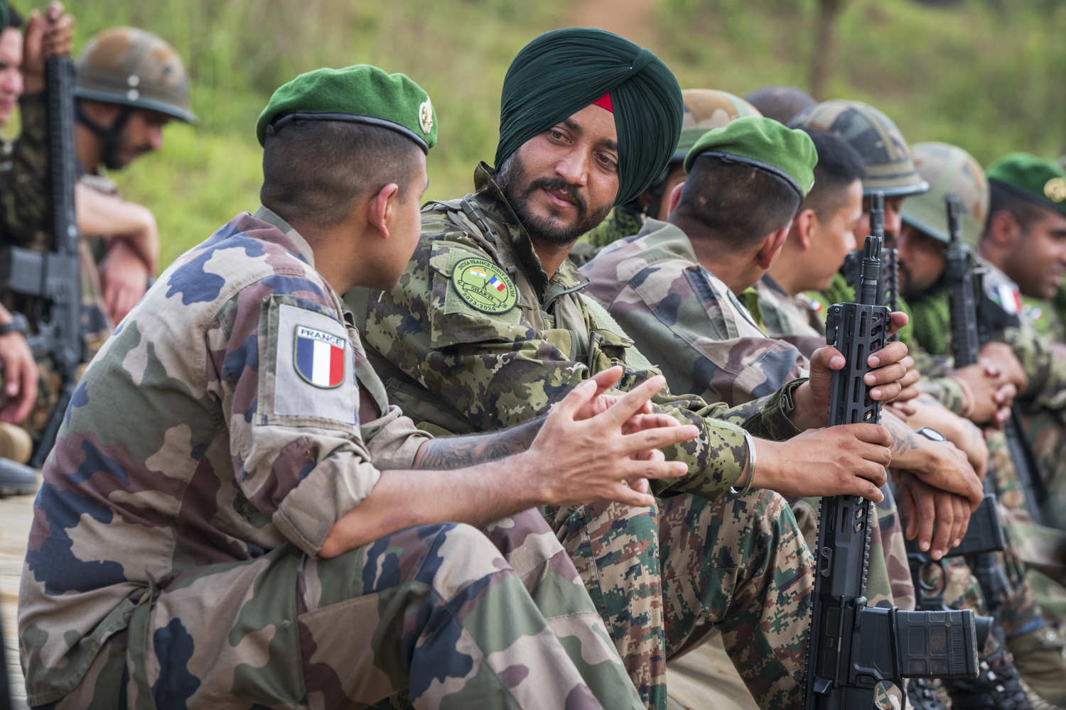 Echanges entre un légionnaire et un indien sihk pendant une démonstration dynamique.