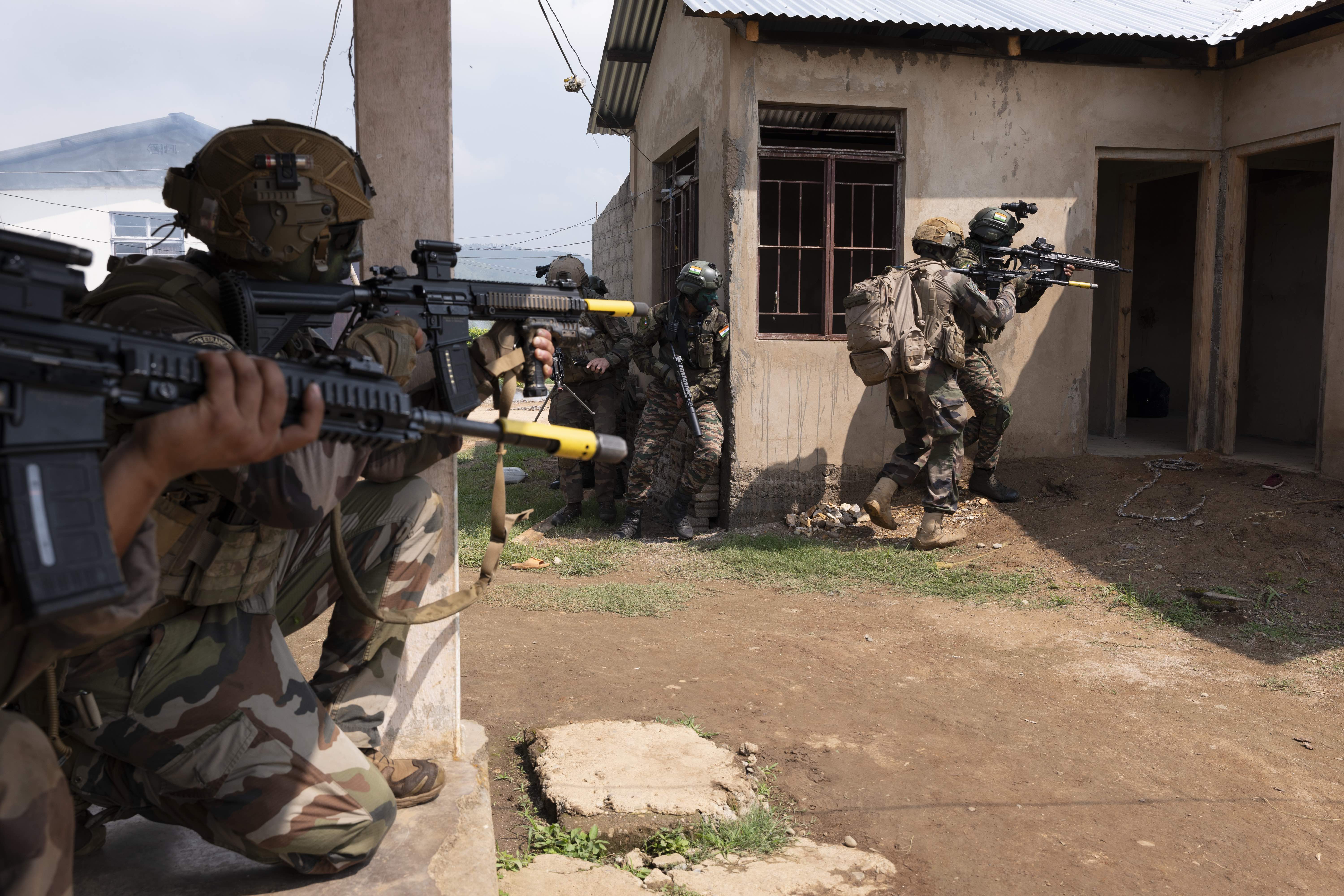 Une section de légionnaires et de fantassins indiens à l'assaut d'un village occupé par l'ennemi.