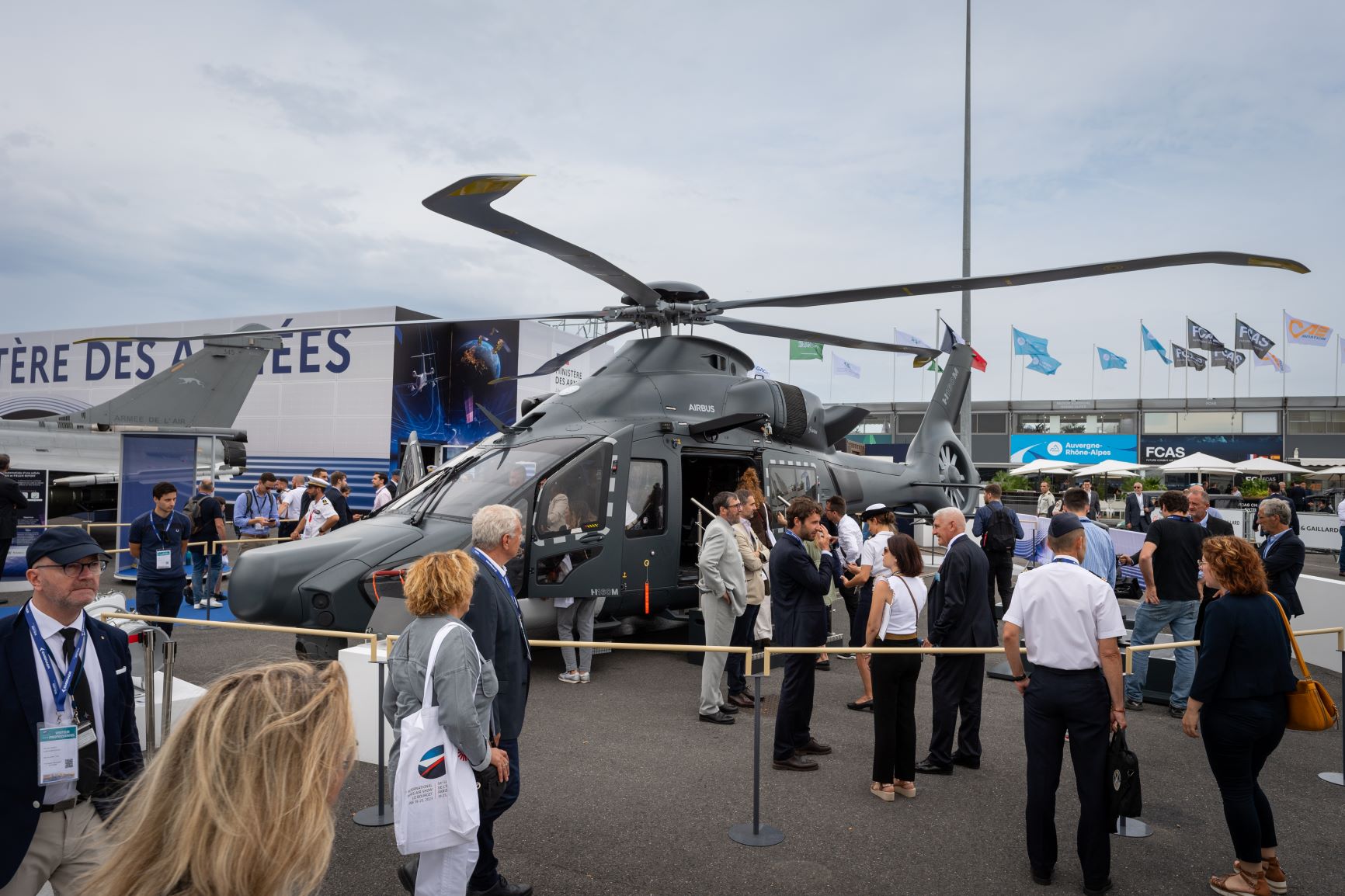 Hélicoptère Guépard présenté au salon du Bourget en mai 2013. Le futur de l'aérocombat se conjuguera avec des drones.