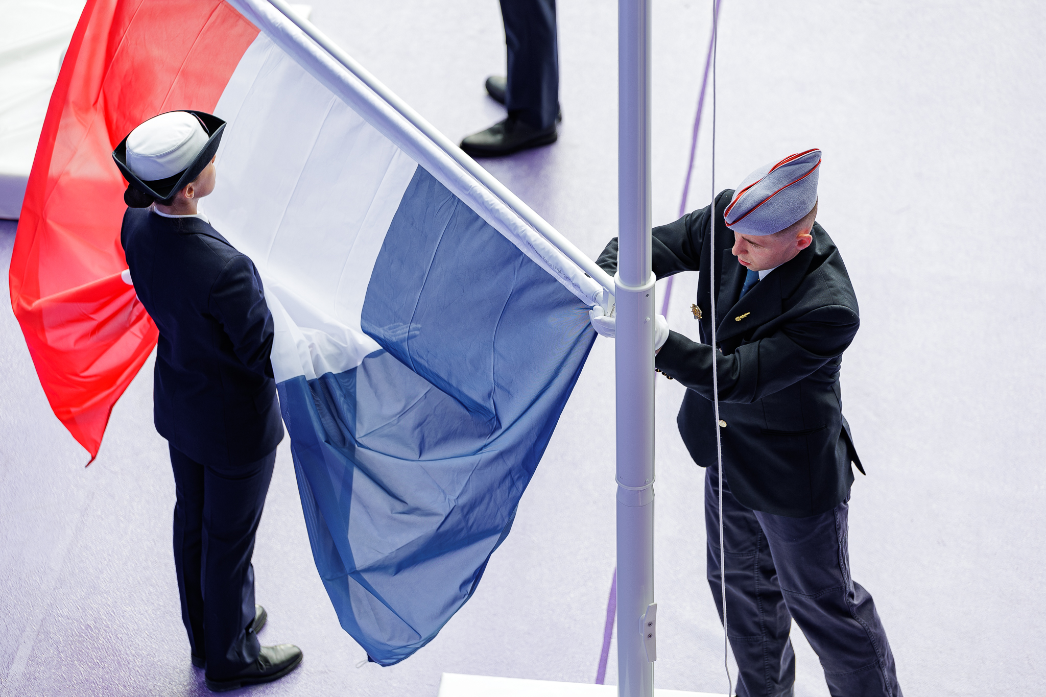 Levée de drapeau par le bataillon de cérémonie. 