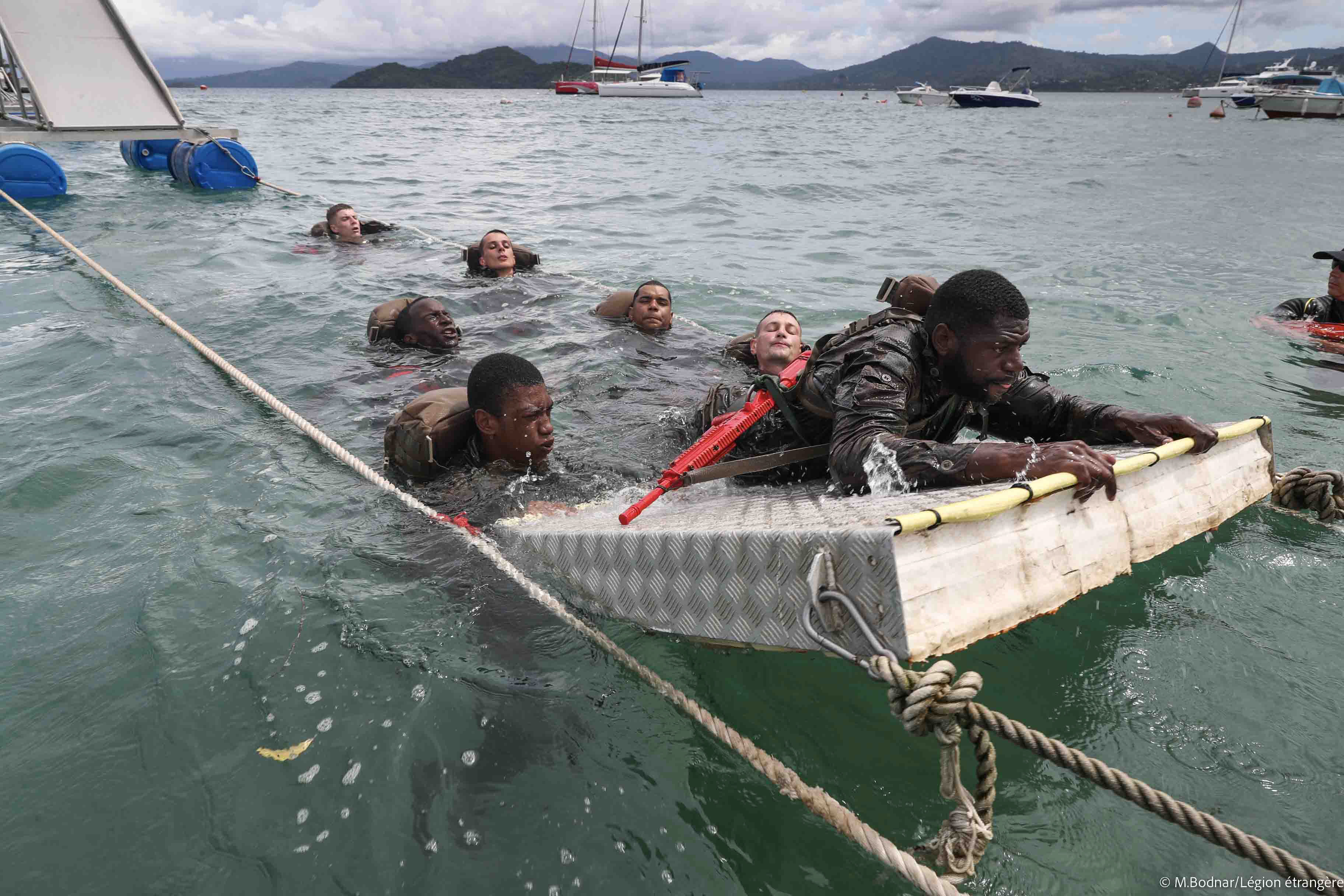 Soldats en formation au Centre d'instruction et d'aguerrissement nautique à Mayotte