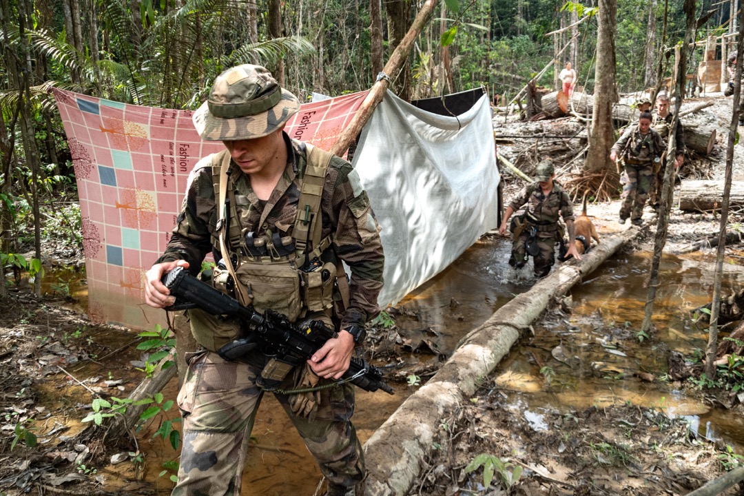 Le sergent Alain patrouille en forêt guyanaise pour l'opération Harpie qui lutte contre l'orpaillage illégal.