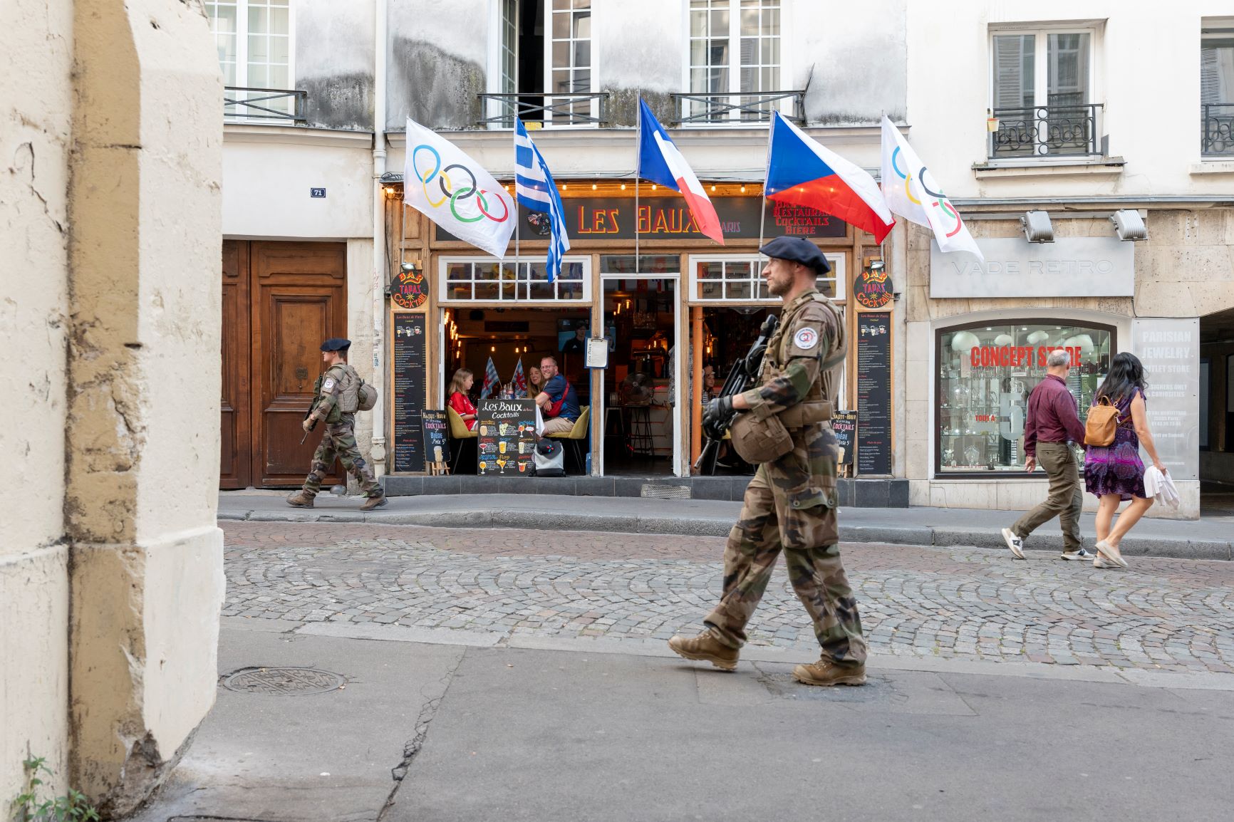 Des réservistes parcourent la rue Mouffetard dans le Ve arrondissement de Paris.