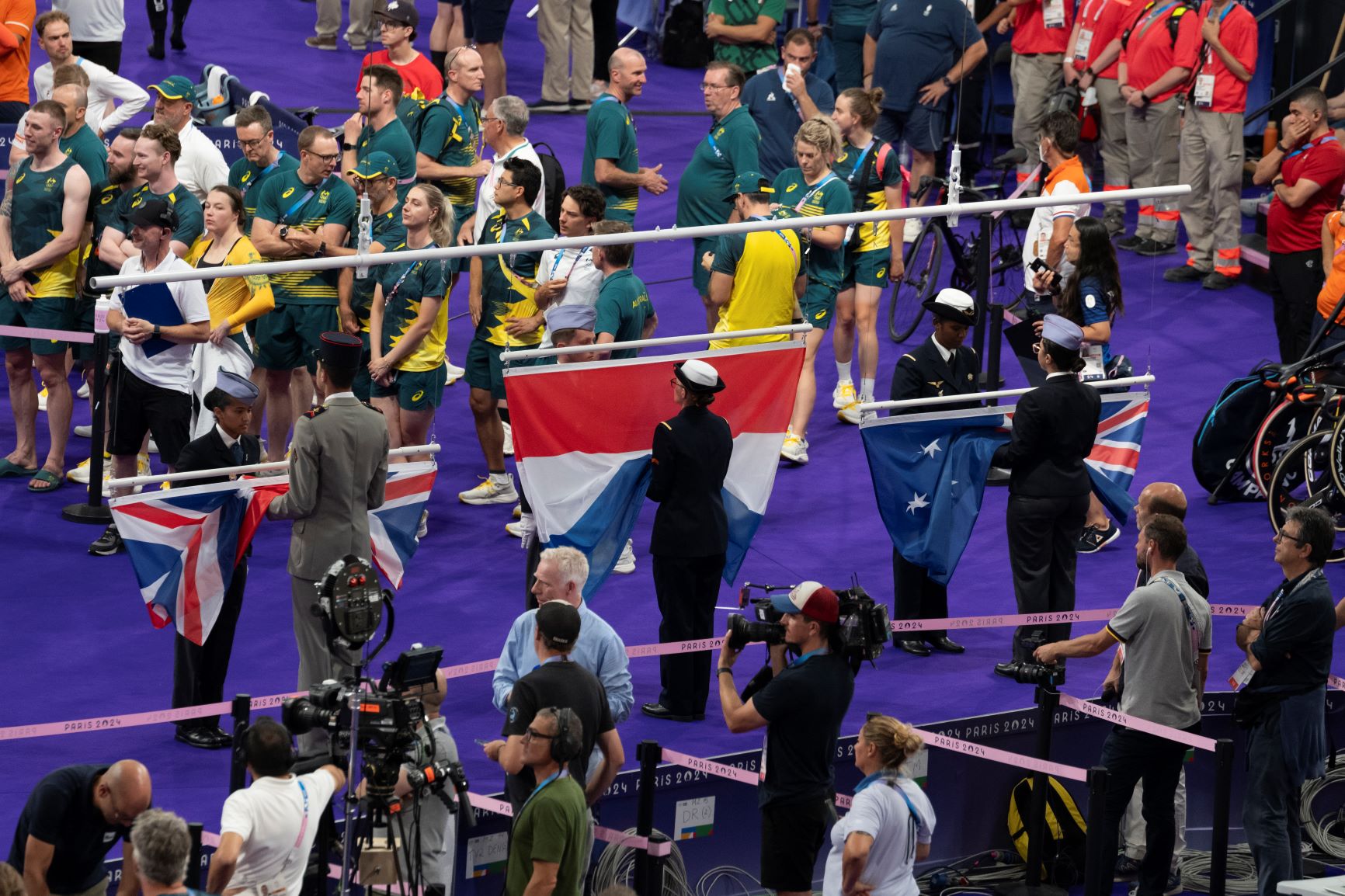 La montée des couleurs des nations des nations de chaque médaillé est effectuée par le bataillon de cérémonie.