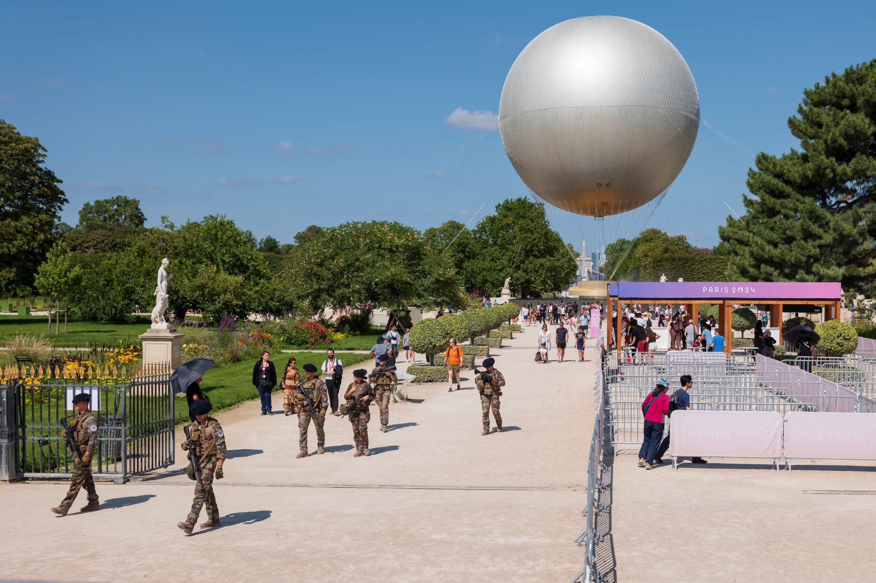 Paris. Un groupe de l'opération Sentinelle patrouille dans le jardin des Tuileries où se trouve la vasque de la flamme Olympique.