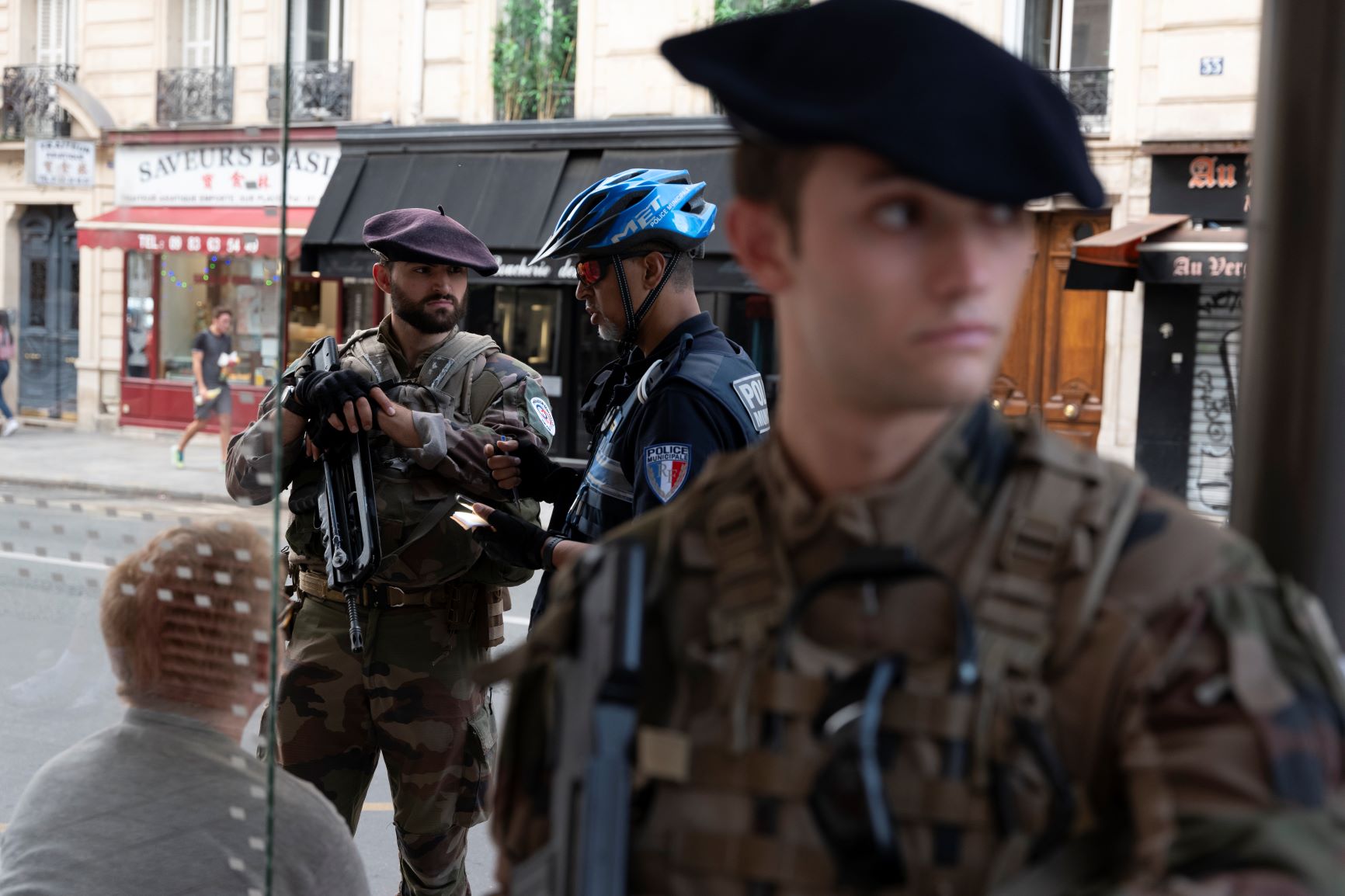 Au cours d'une patrouille, les militaires interviennent en appui de la police municipale à la suite d'une interpellation pour incivilité.