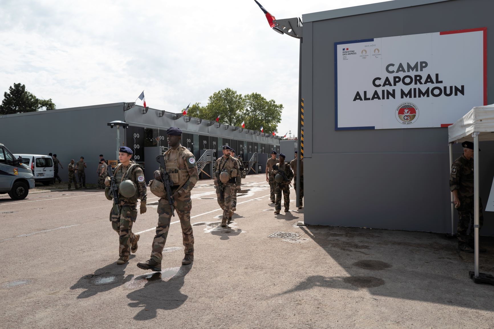 Camp caporal Alain Mimoun. Ce site temporaire, implanté sur la pelouse de Reuilly au Nord-Est de Paris, héberge 4 500 soldats.