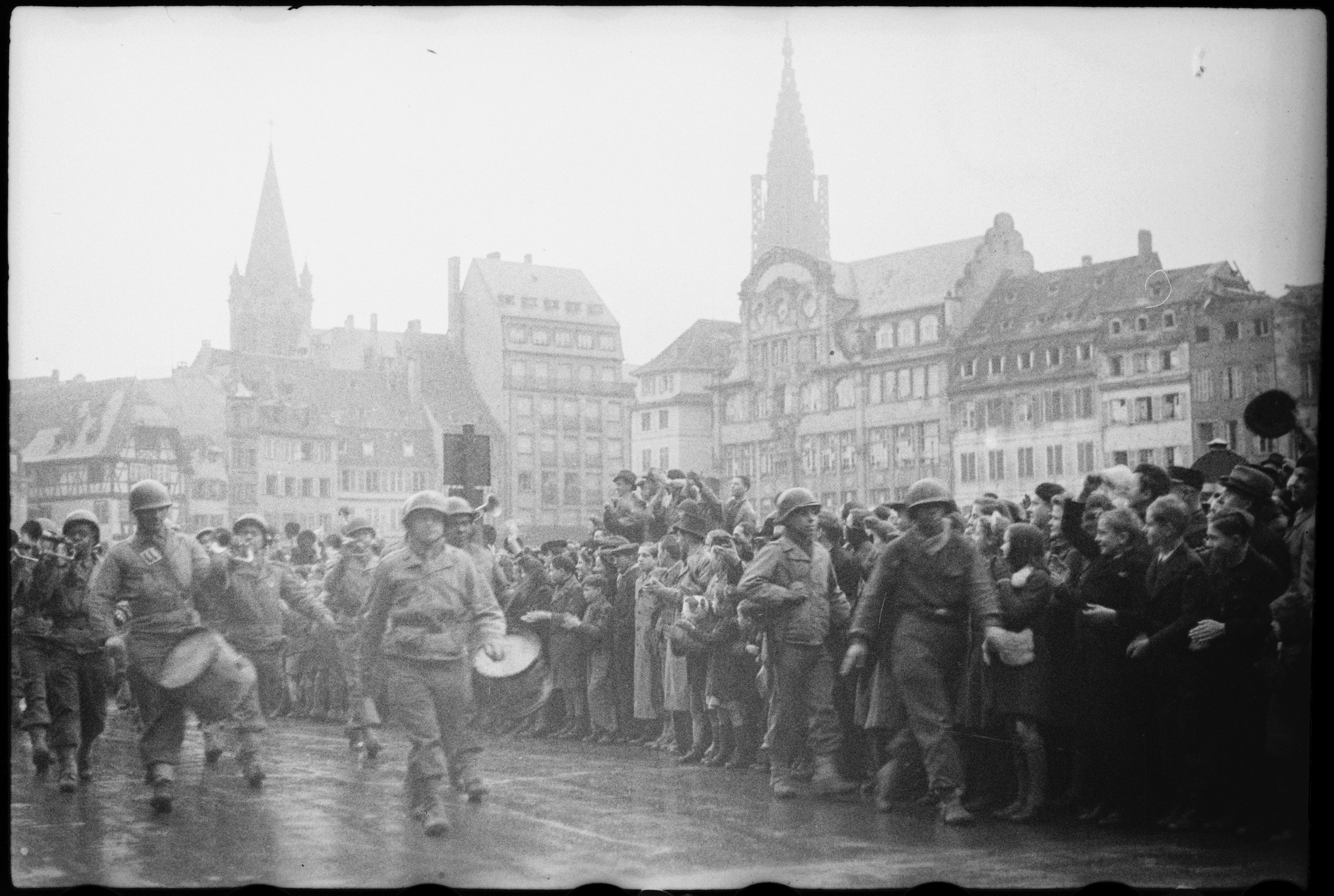 Les Strasbourgeois applaudissent leurs libérateurs.