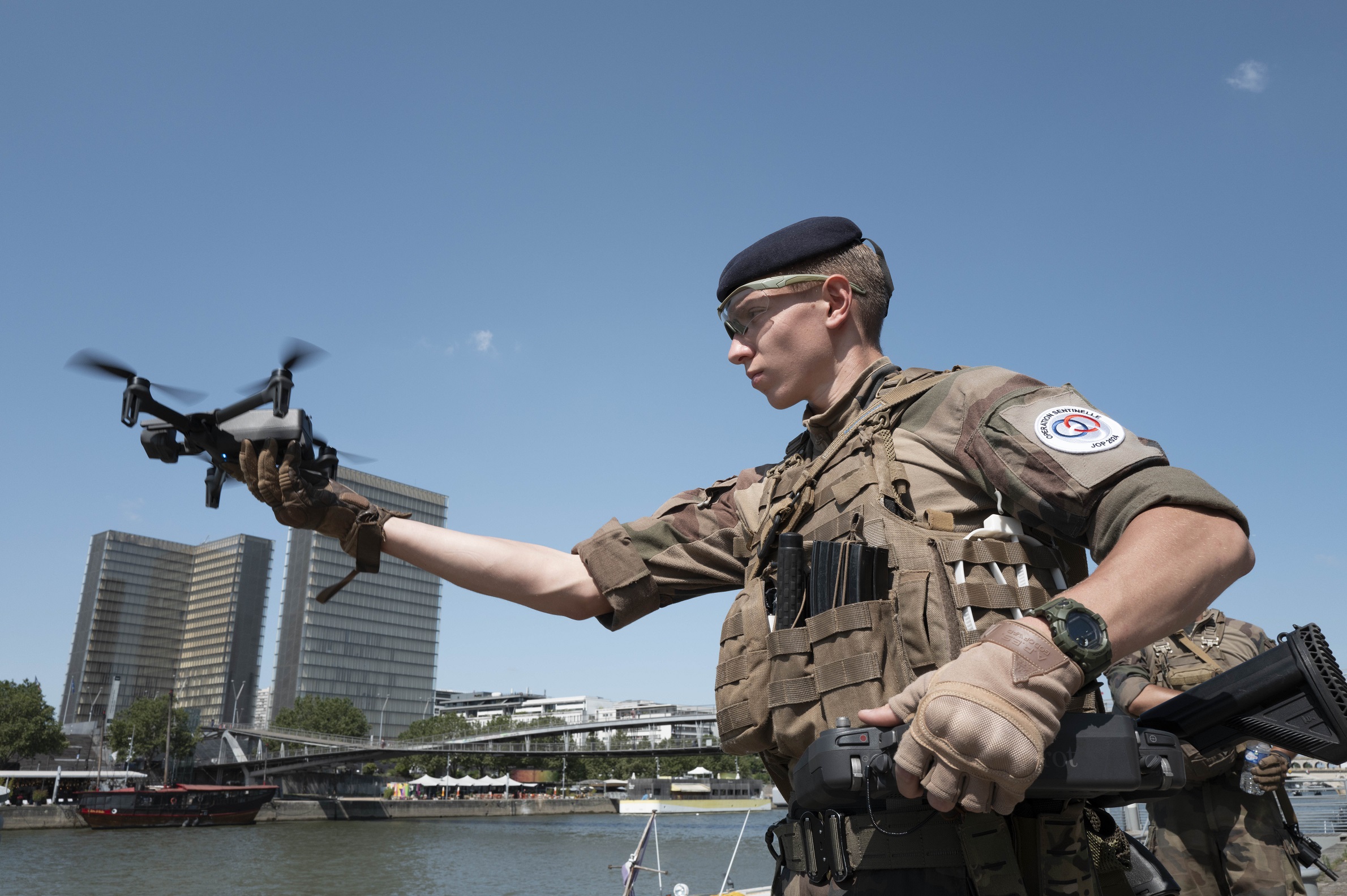 Un télépilote du 61e RA déploie son drone Parrot Anafi pour un vol d'observation au-dessus de la Seine à Paris. 