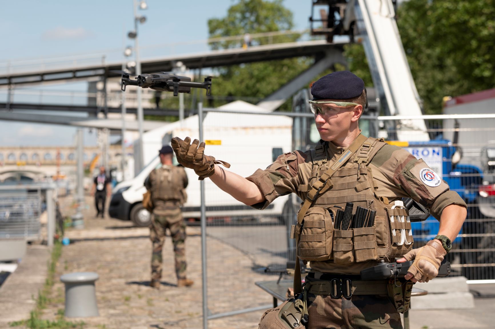 Un télépilote du 61e régiment d'artillerie déploie son drone Parrot Anafi pour un vol d'observation au-dessus la Seine à Paris.