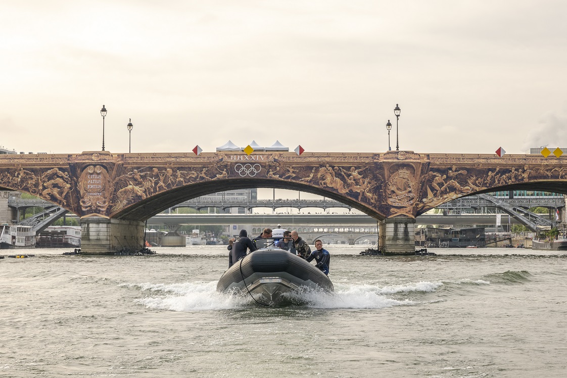 Inspection sur la Seine du parcours de la parade de la cérénomie d'ouverture des JO. 45 plongeurs de la sécurité civile, de la "fluviale", des CRS, du Raid et des plongeurs-démineurs du 19e RG sont mobilisés. 