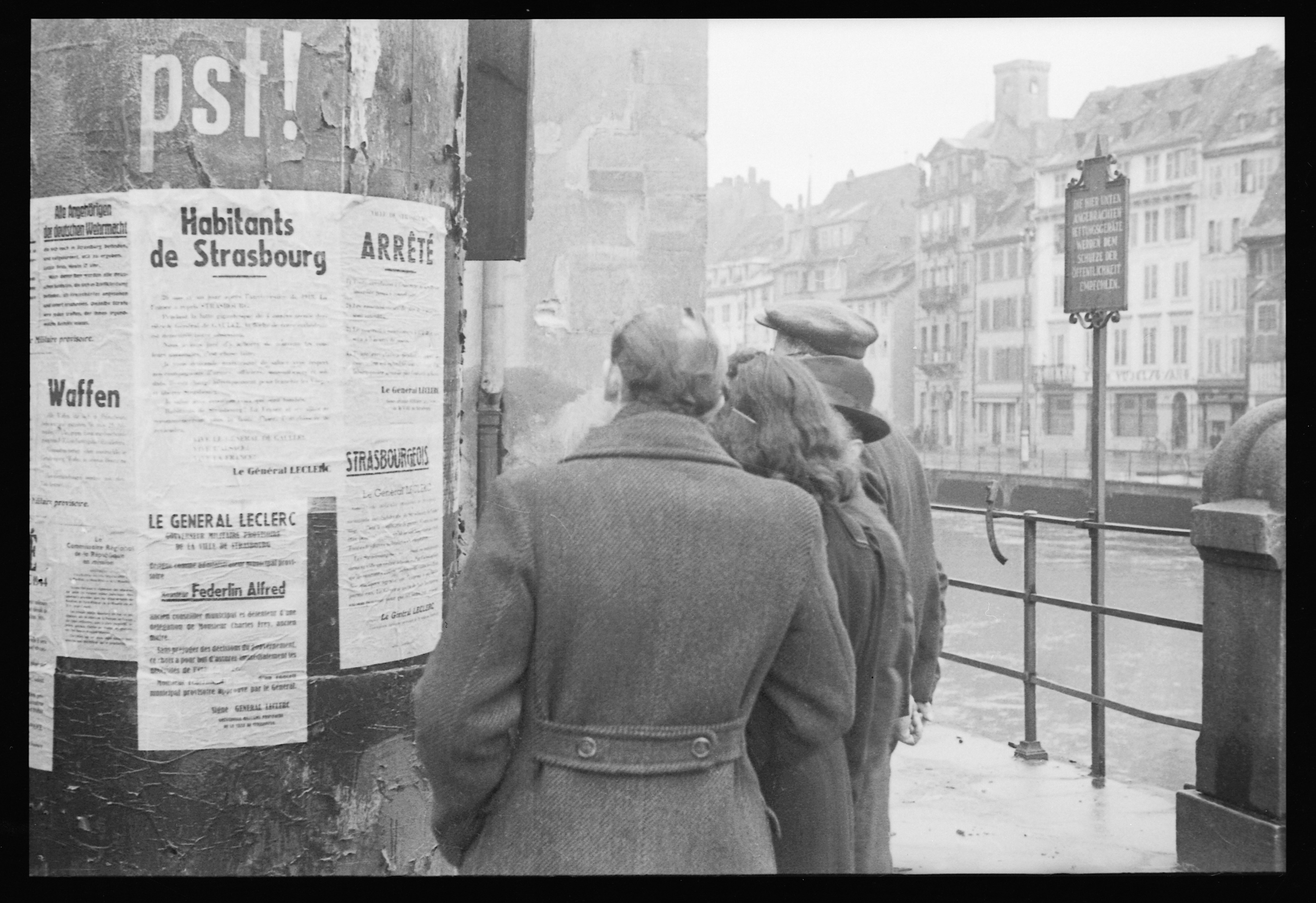 Affiches placardées à Strasbourg après la libération