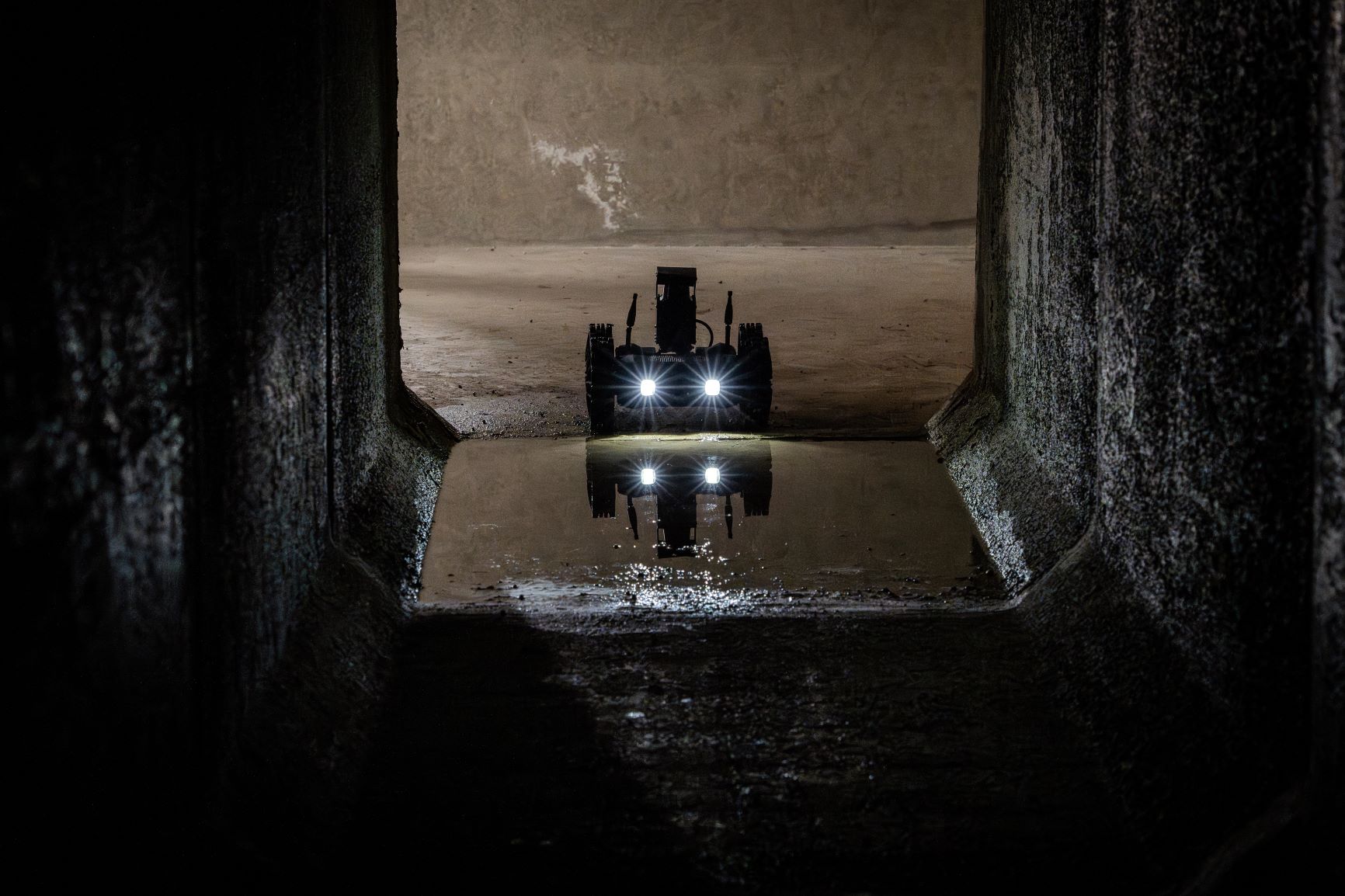 Le robot SRMO en expérimentation dans les tunnels du complexe d'entraînement au combat en espace clos du Cenzub-94e RI. Il permet d'ouvrir un axe en espace fermé.