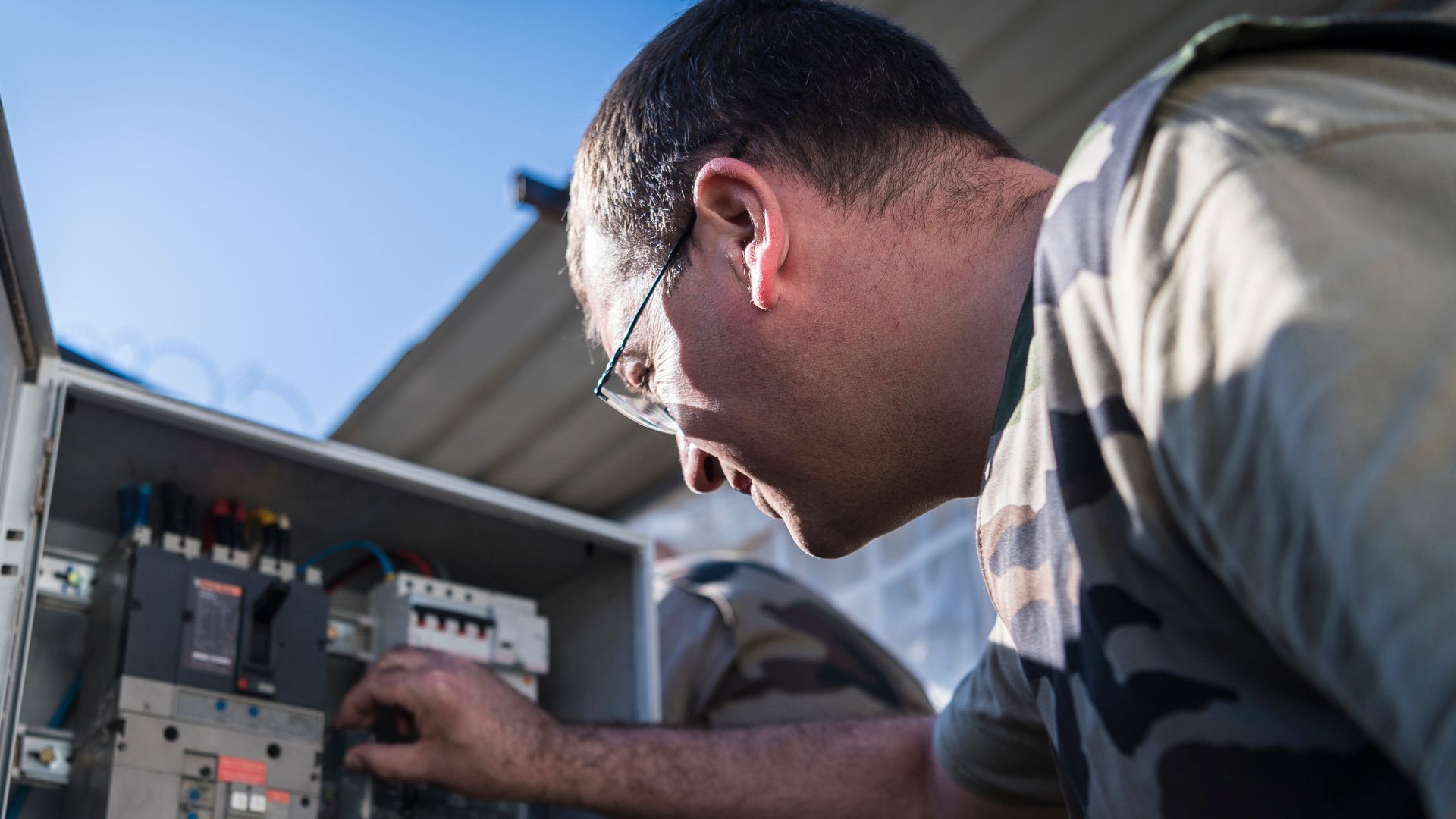 Un personnel effectue un contrôle de vérification périodique obligatoire des installations électriques au Liban.