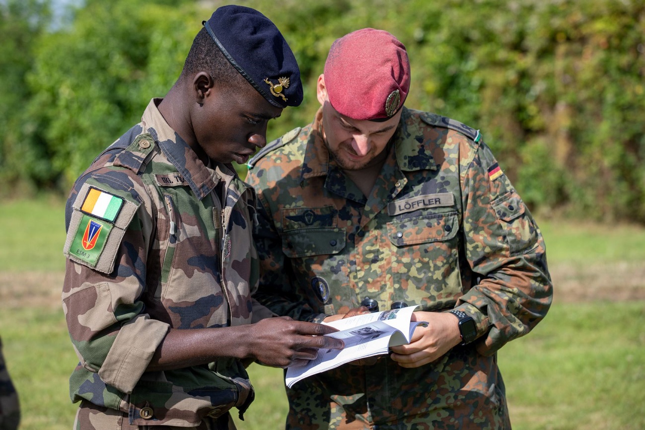 Étude historique sur le terrain entre un élève officier frnaçais et un élève officier allemand.