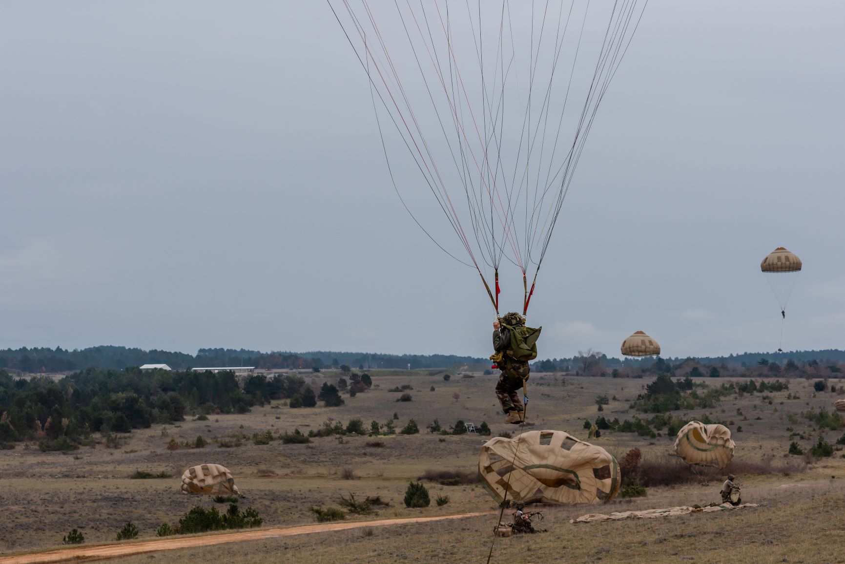 Parachutistes qui attérissent après un saut.