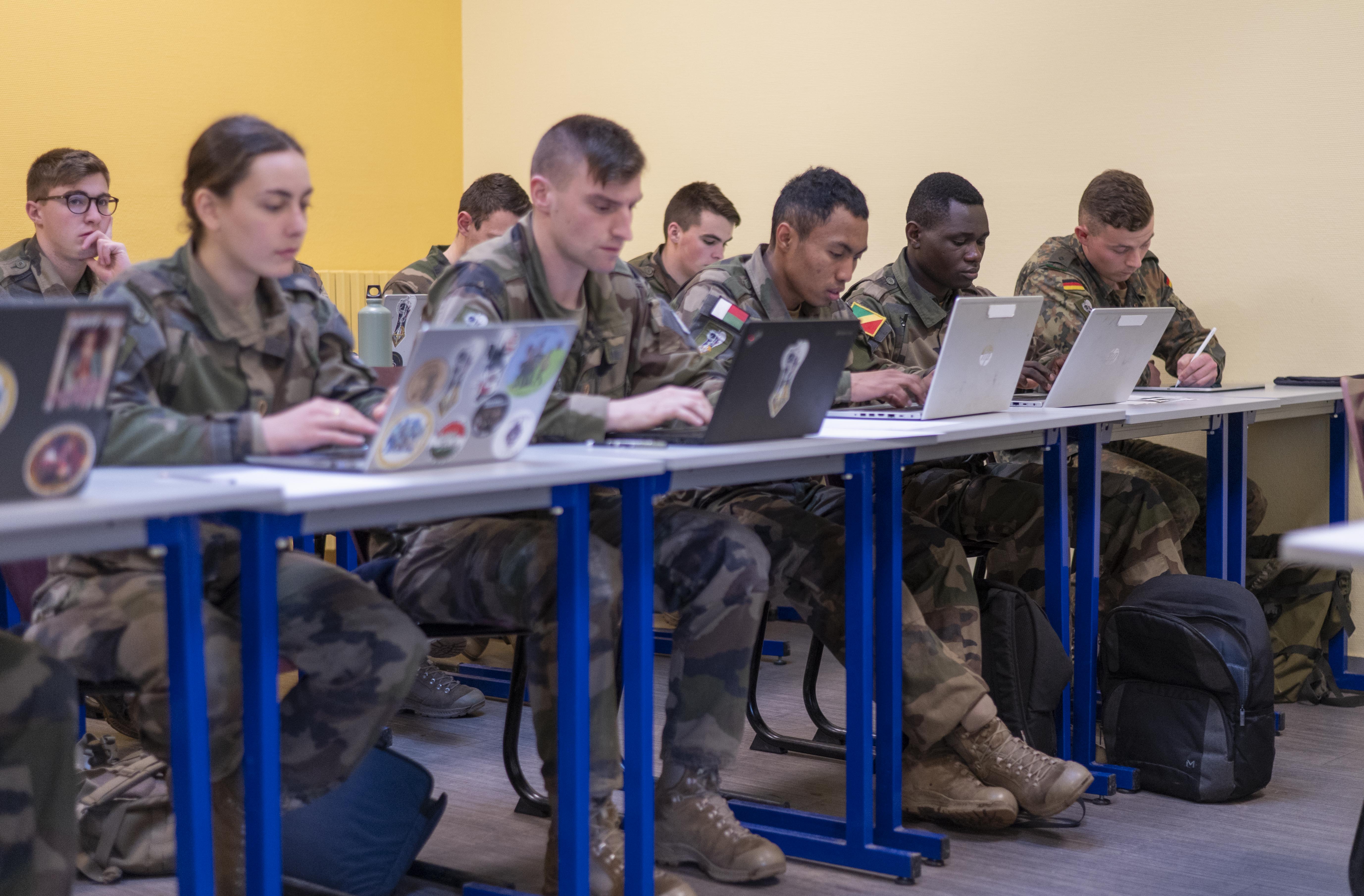 Cours académiques pour les élèves officiers internationaux à l'Académie militaire de Saint-Cyr Coëtquidan.