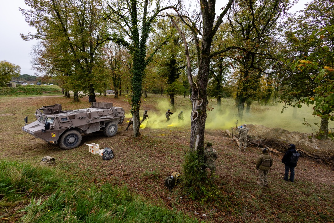 Les Ukrainiens débarquent de leur blindé avant de s'engouffrer dans un réseau de tranchées. 