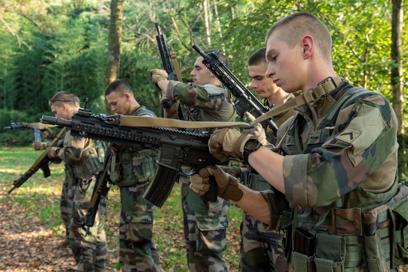 Élèves sous officers parachutistes manipulant le HK416.