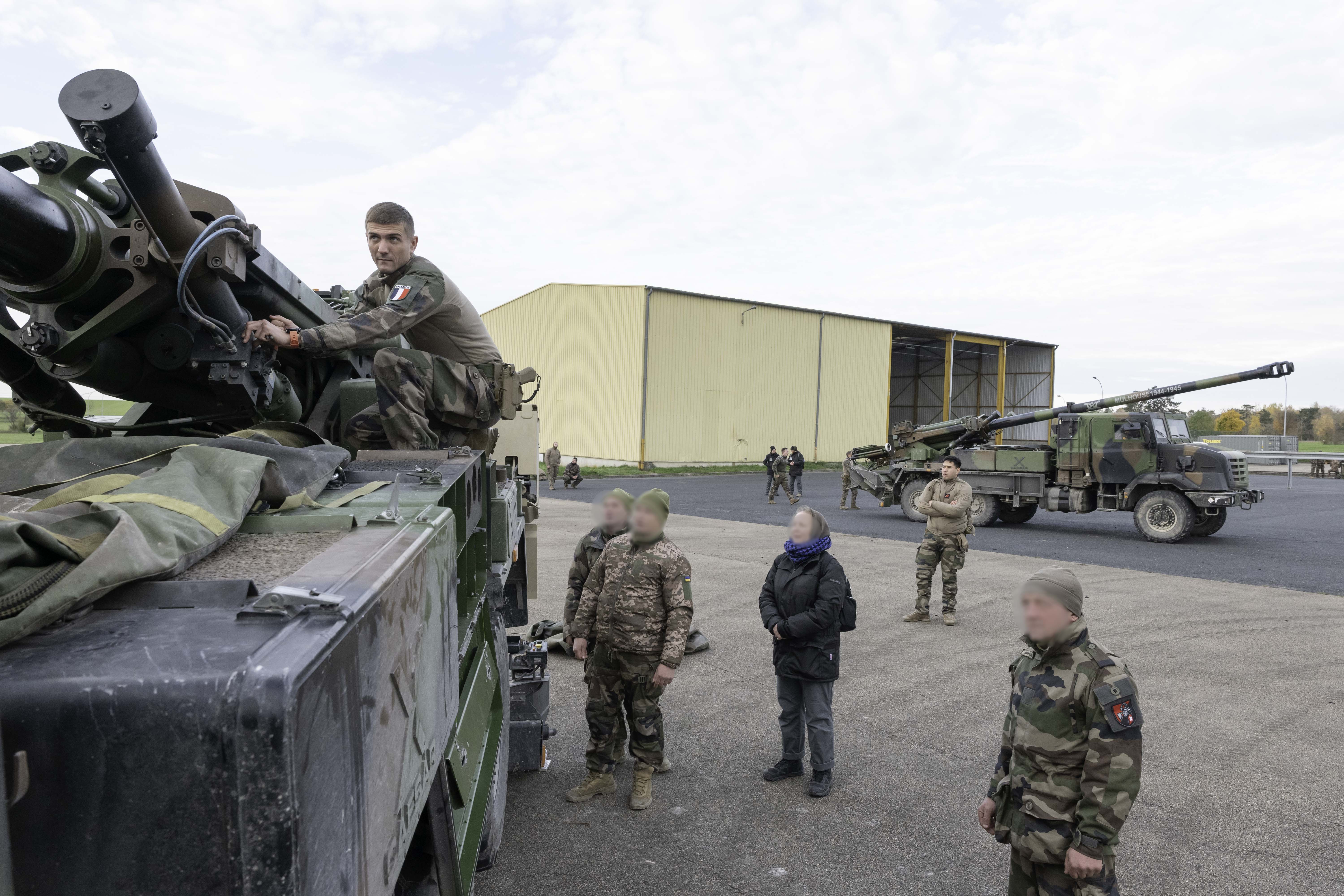 Les vétérans ukrainiens déjà familiarisés avec les Caesar approfondissent leurs compétences auprès des artilleurs français.