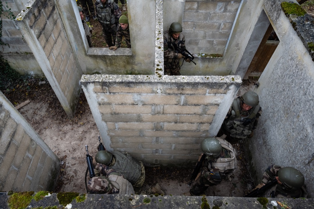 Entraînement au combat en zone urbaine. Encerclés par des murs de béton, les soldats font face à une menace omnidirectionnelle.