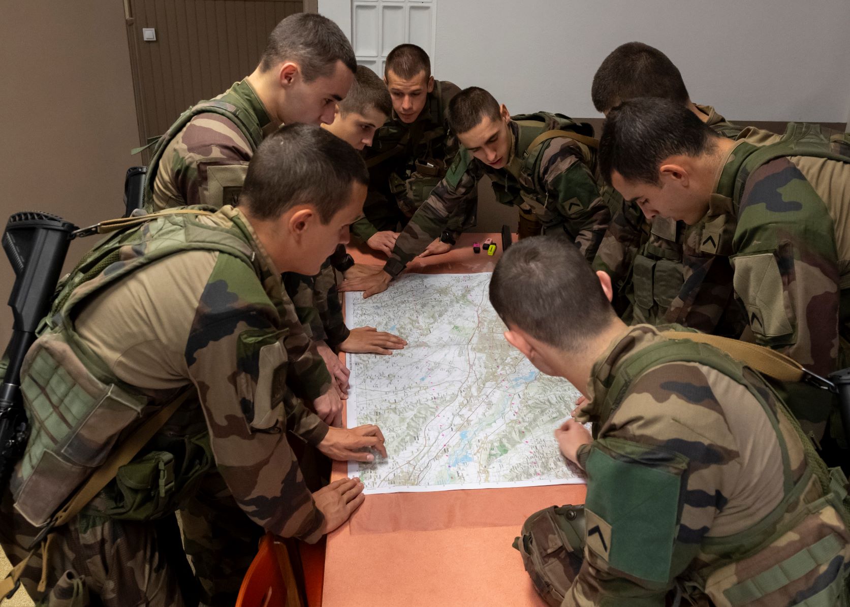 Jeunes élèves sous-officers parahutistes étudiant la topographie.