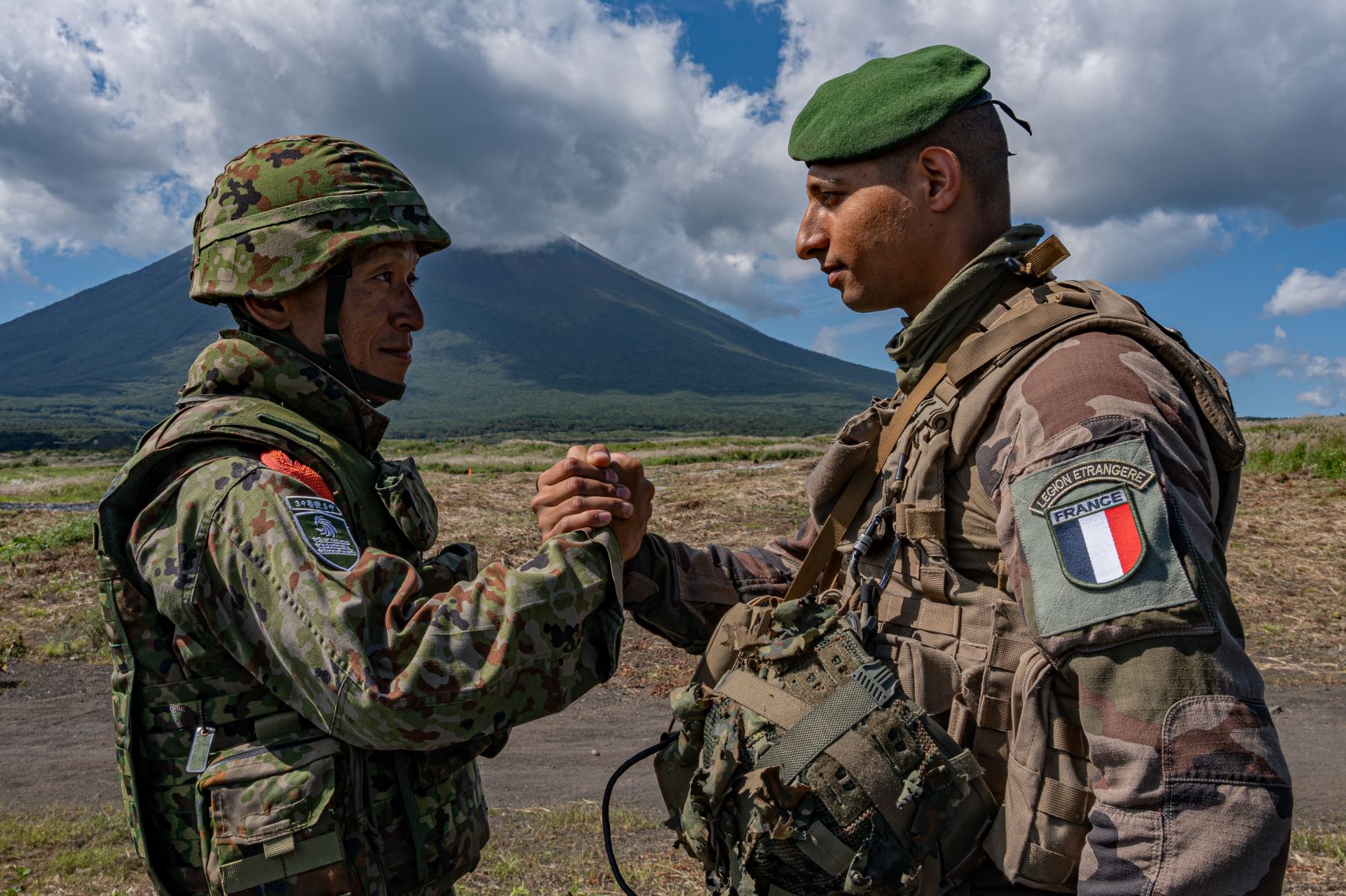 Un soldat japonais et un légionnaire travaillant main dans la main.