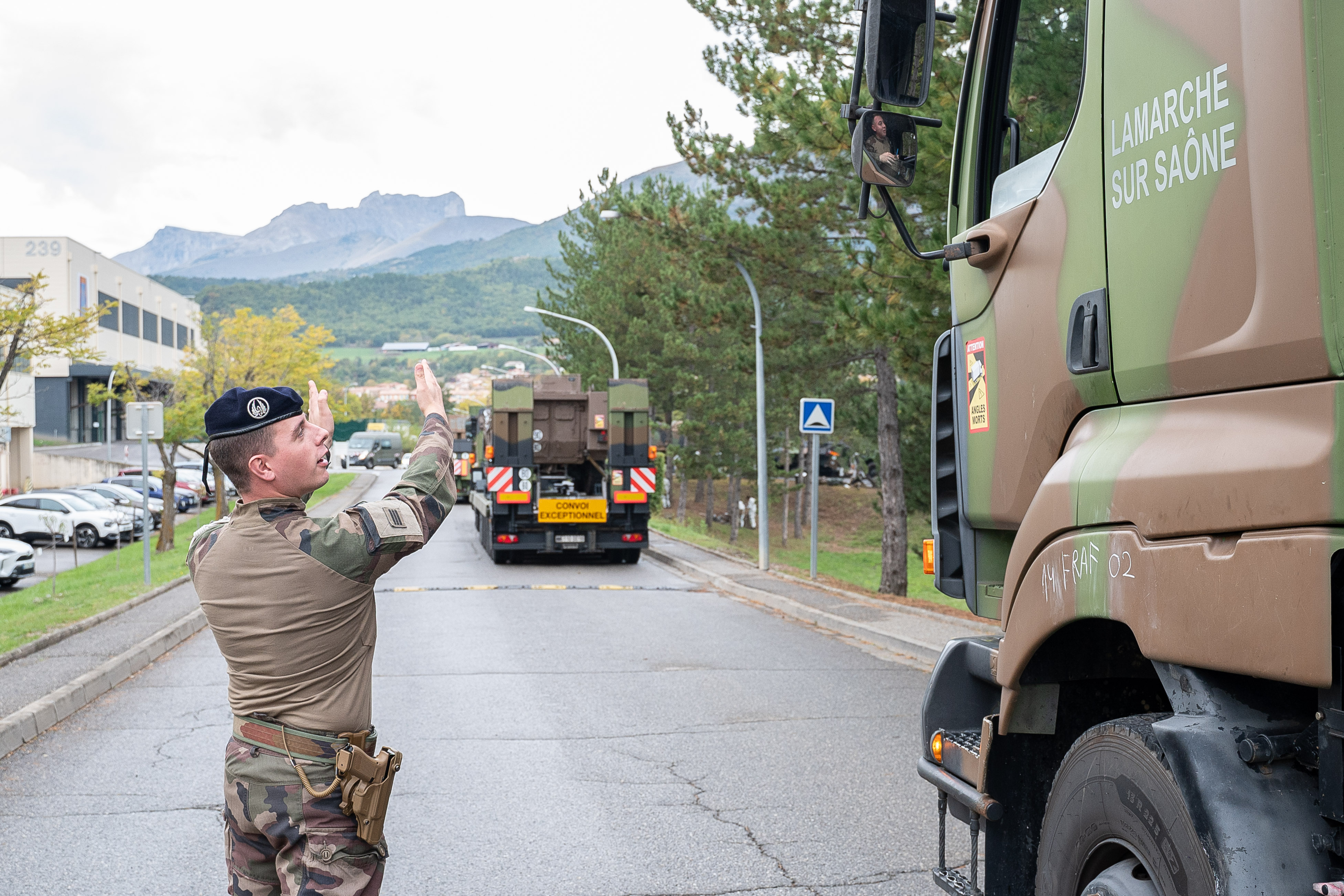 Un soldat oriente un véhicule lors de l'exercice Edelweiss 2024.