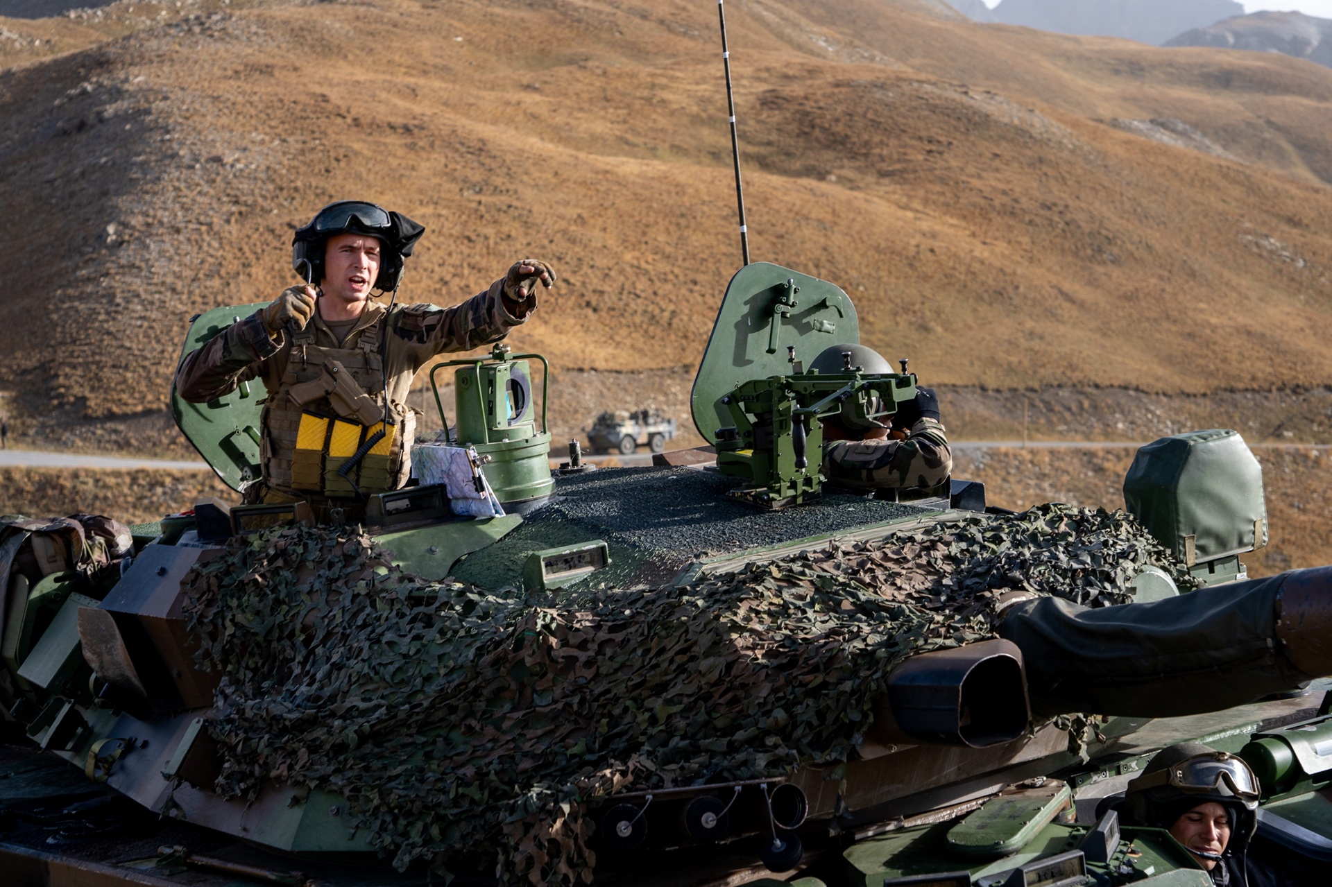 Un blindé AMX10RC en action lors de l'exercice Edelweiss 2024.