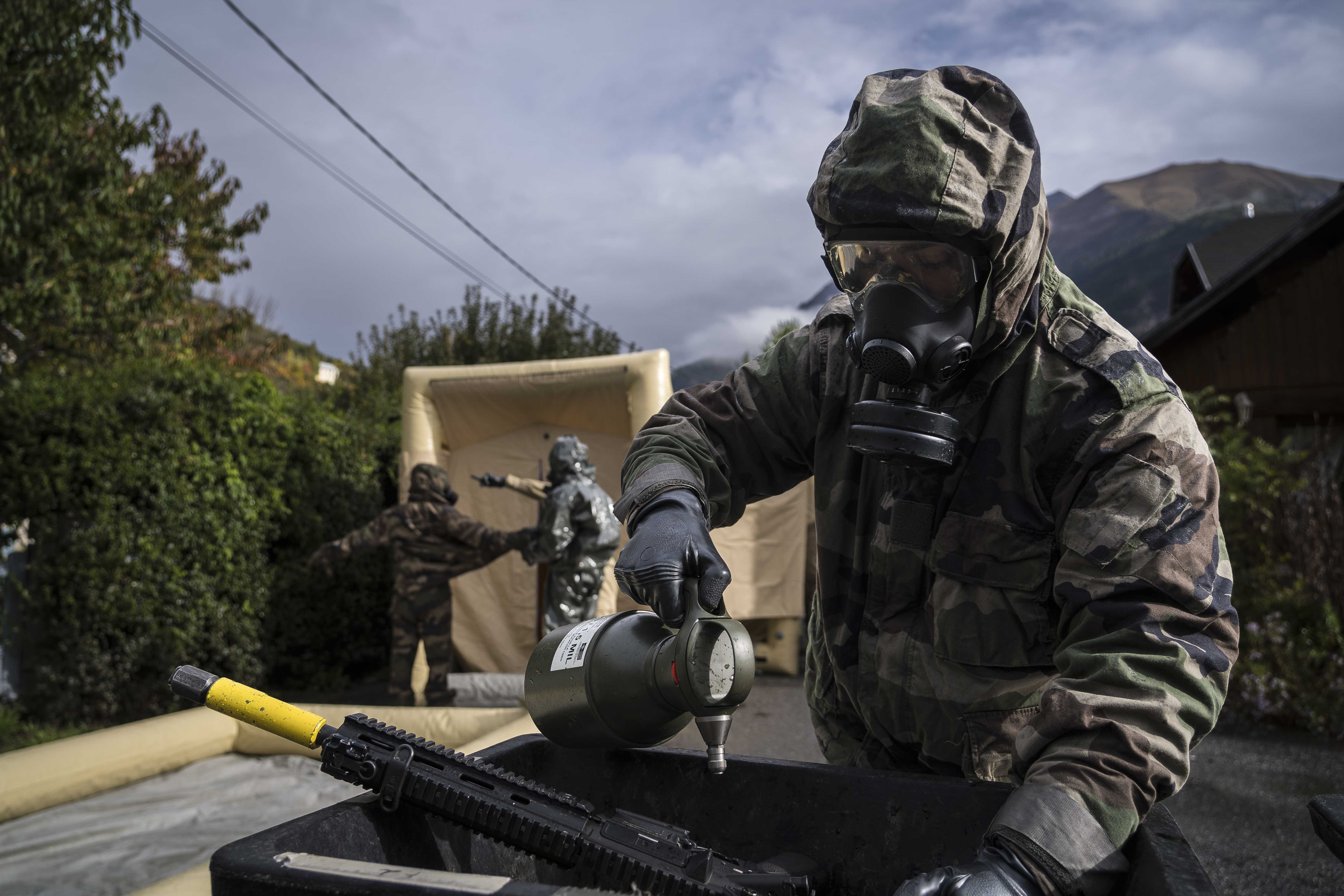 Chaîne de décontamination NRBC lors de l'exercice Edelweiss 2024.