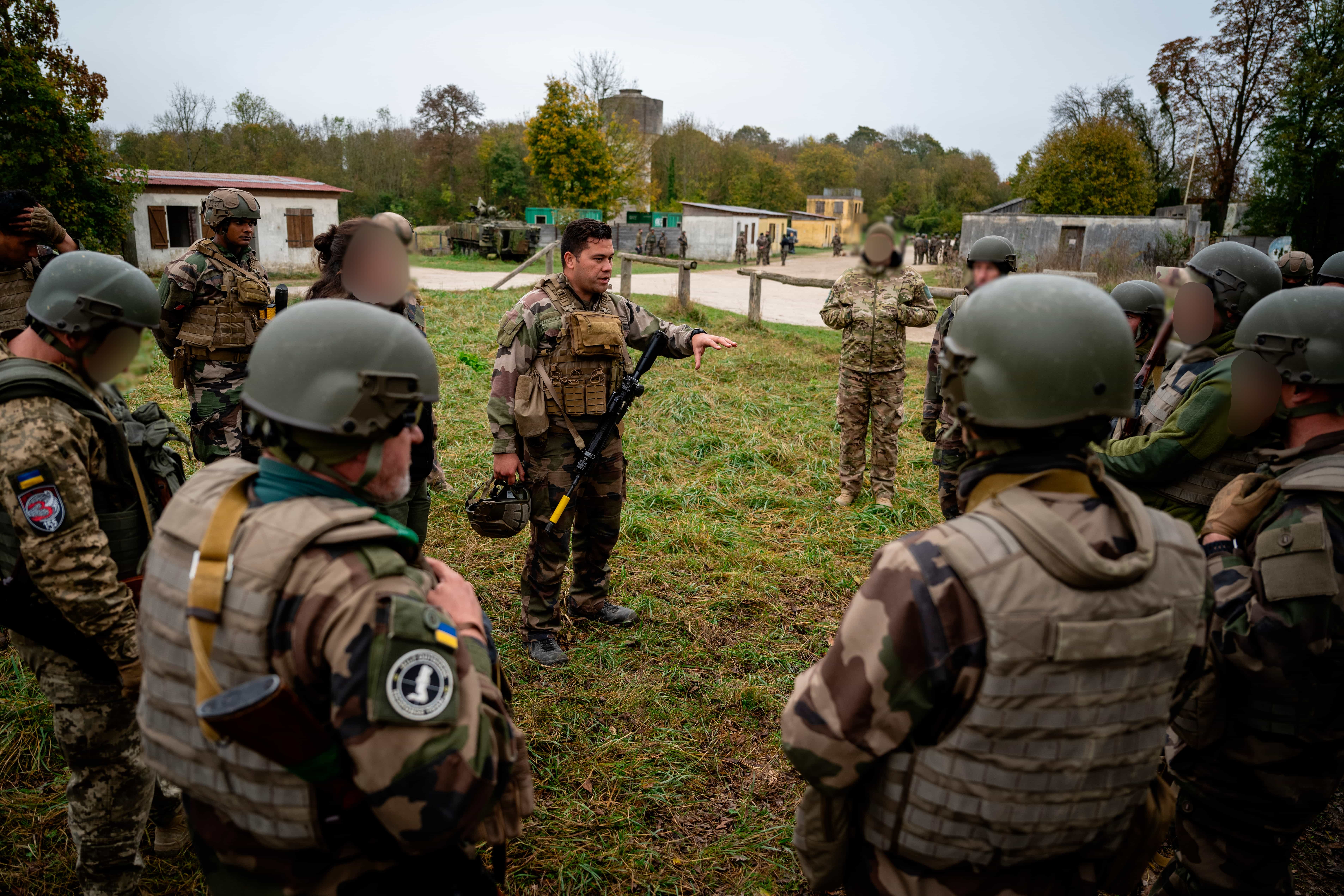 Les échanges entre les soldats ukrainiens et les instructeurs français sont facilités par la présence d'interprètes.