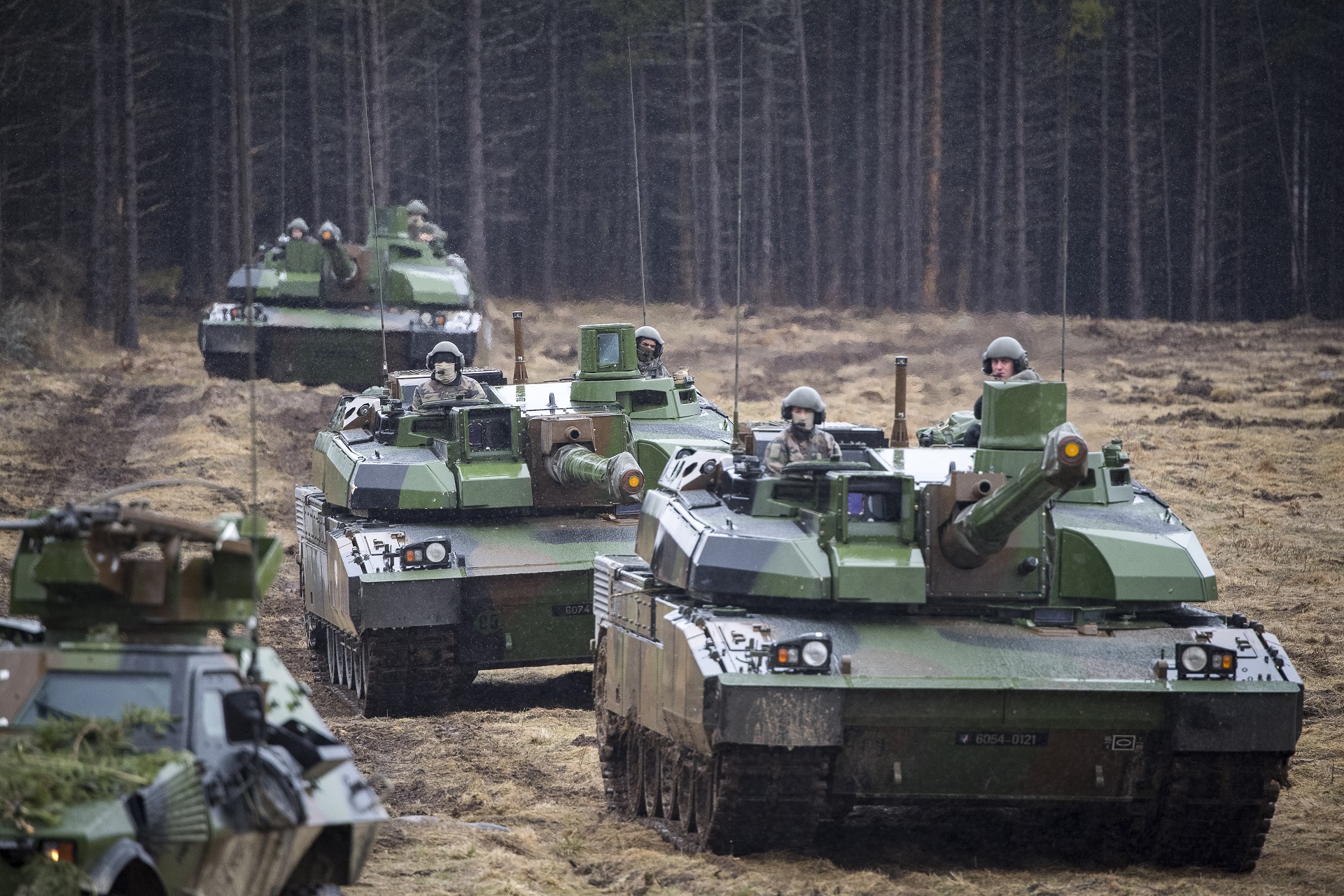 Le 5 avril 2021, installation des chars Leclerc du 12e régiment de cuirrassier dans l'air d'entrainement central près de Tapa en Estonie pour l'exercice Bold Eagle.  