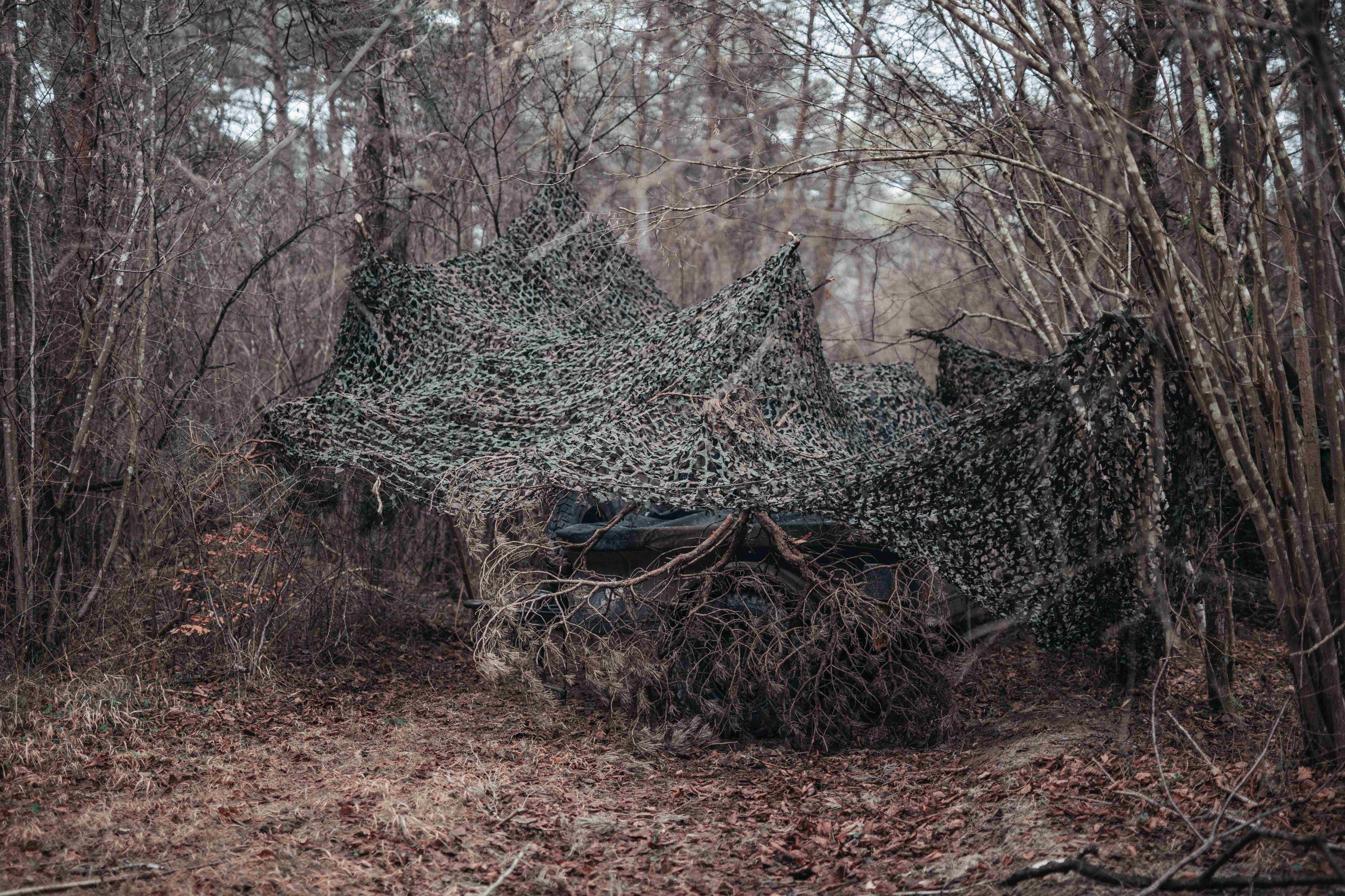 Un poste de commandement est dissimulé dans la forêt.