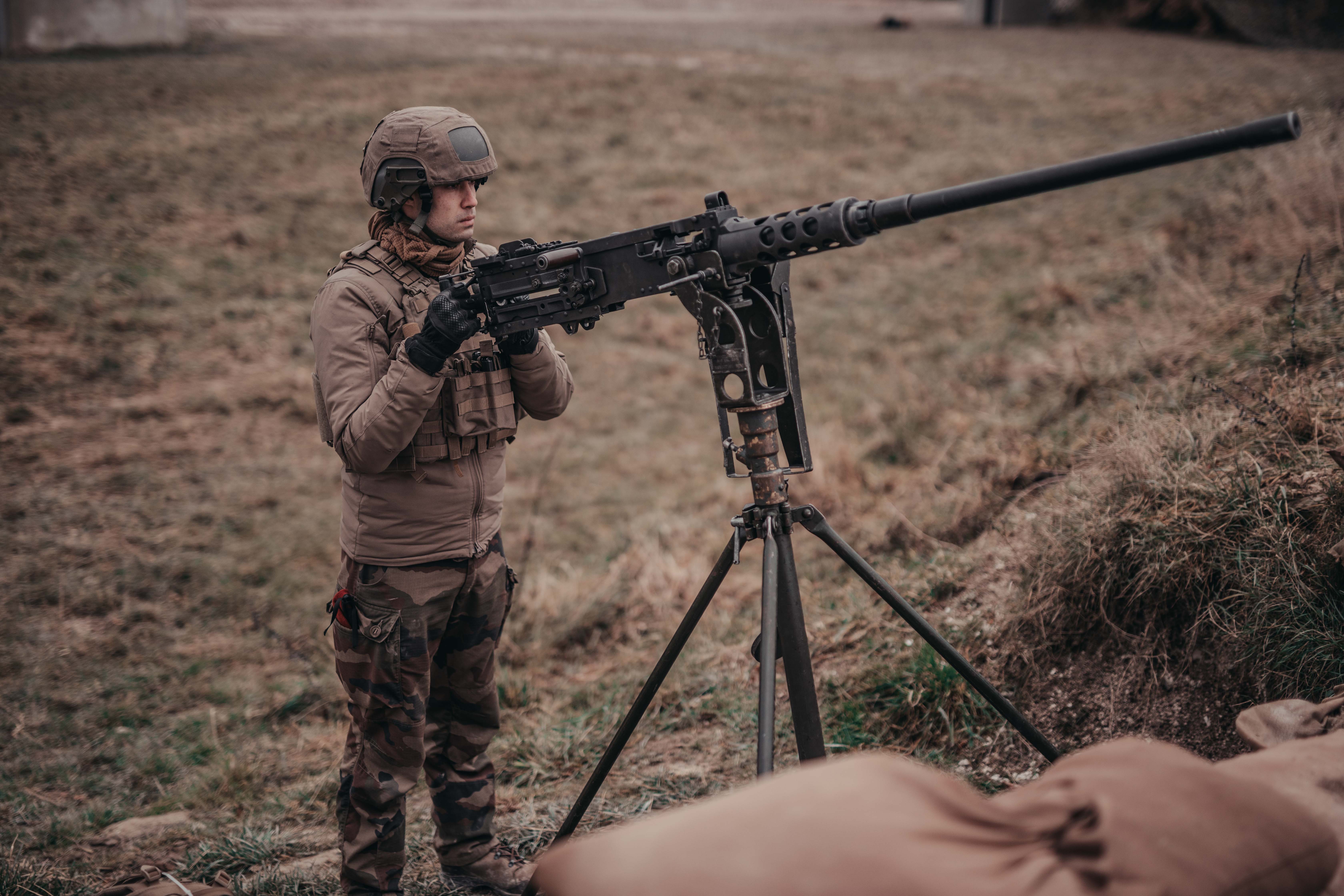 Un soldat protège un poste de commandement.