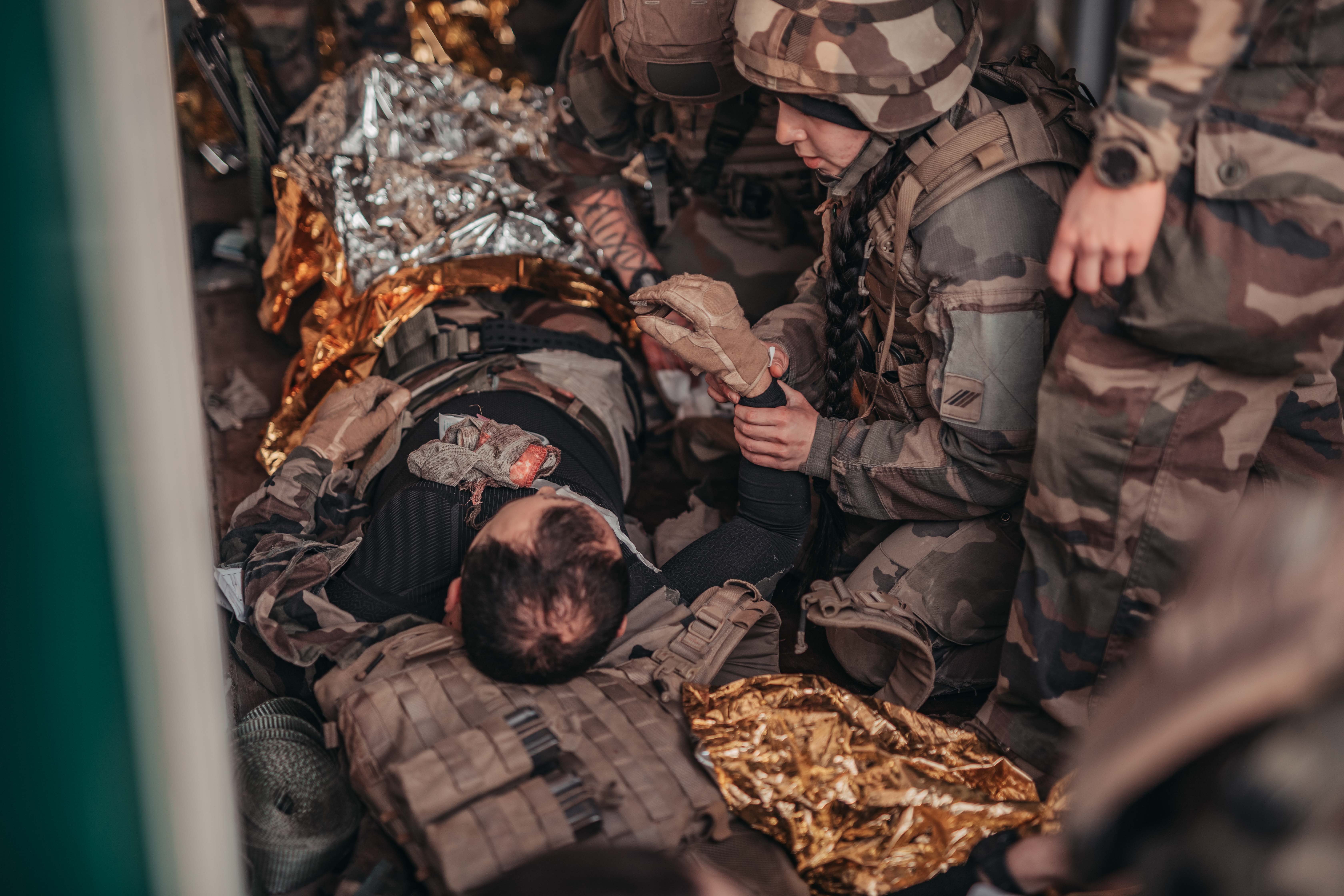 Les soldats bléssés sur le front sont ramenés en arrière des lignes pour les soigner. 