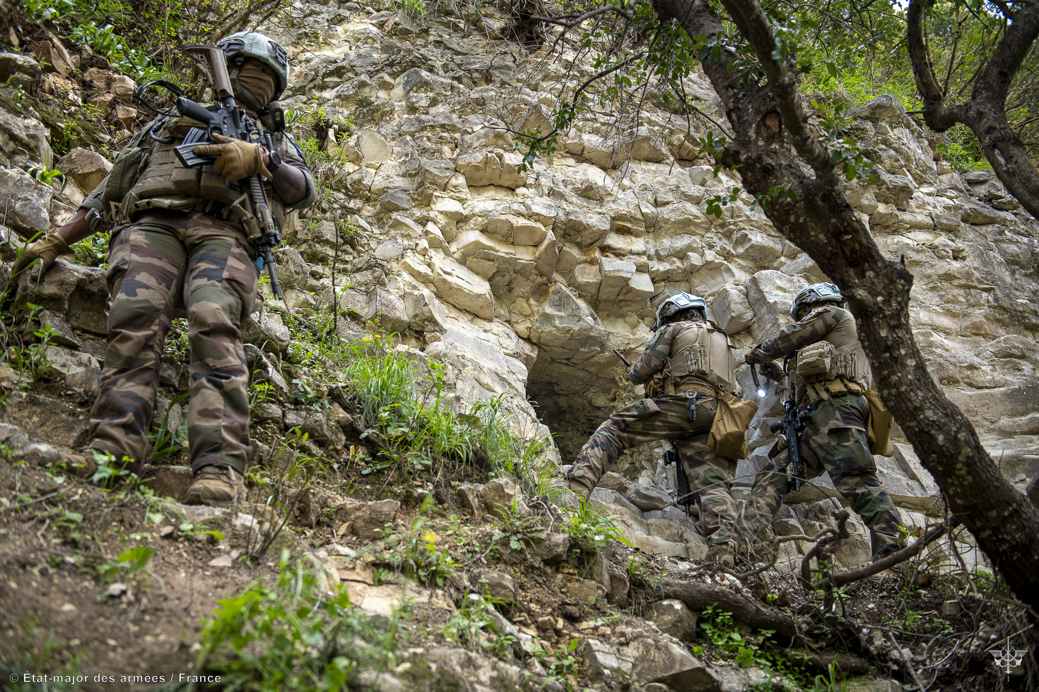Les soldats ont trouvé une cache d'armes.