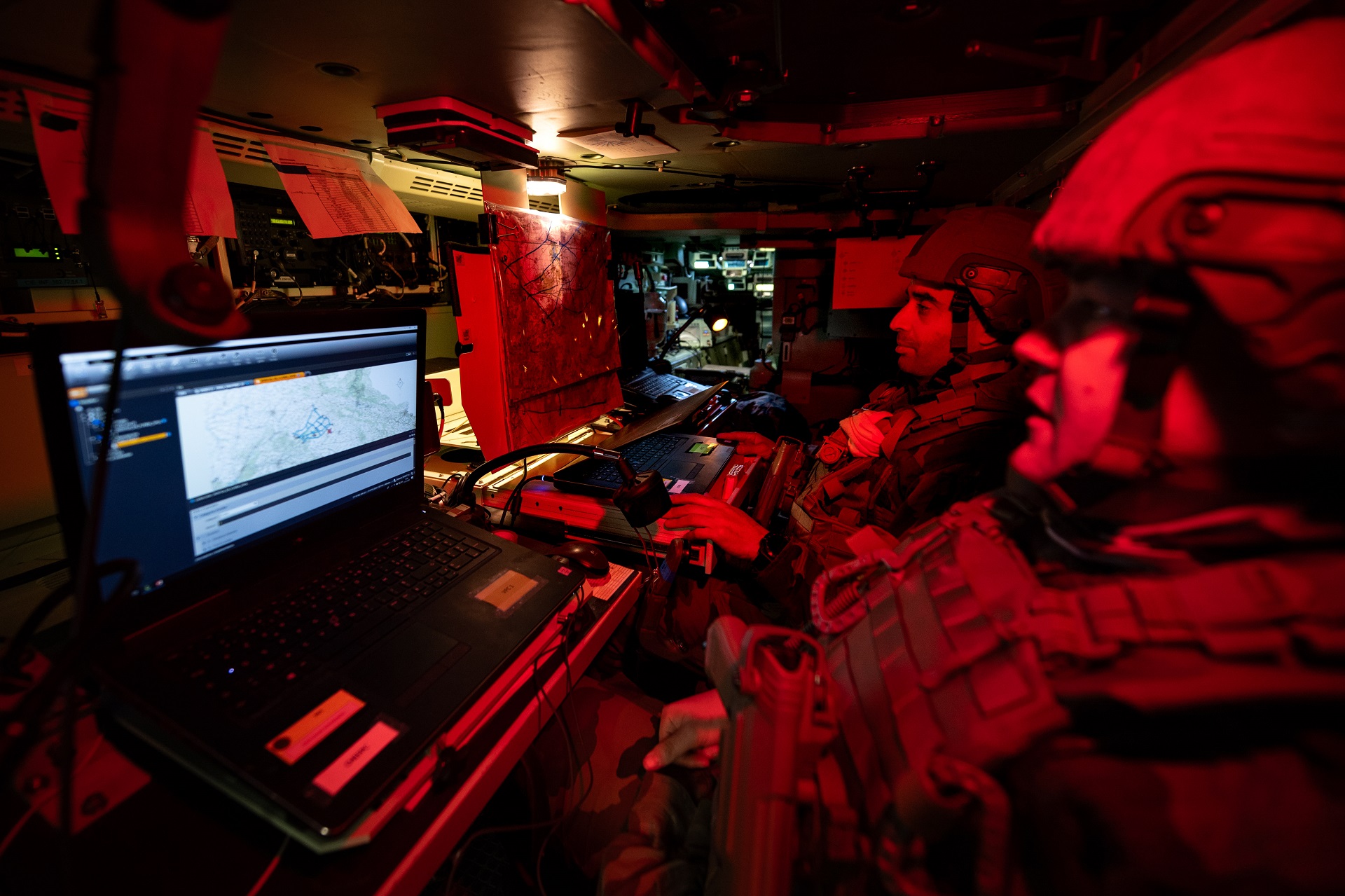 Deux soldats dans un VBCI du PC avant.