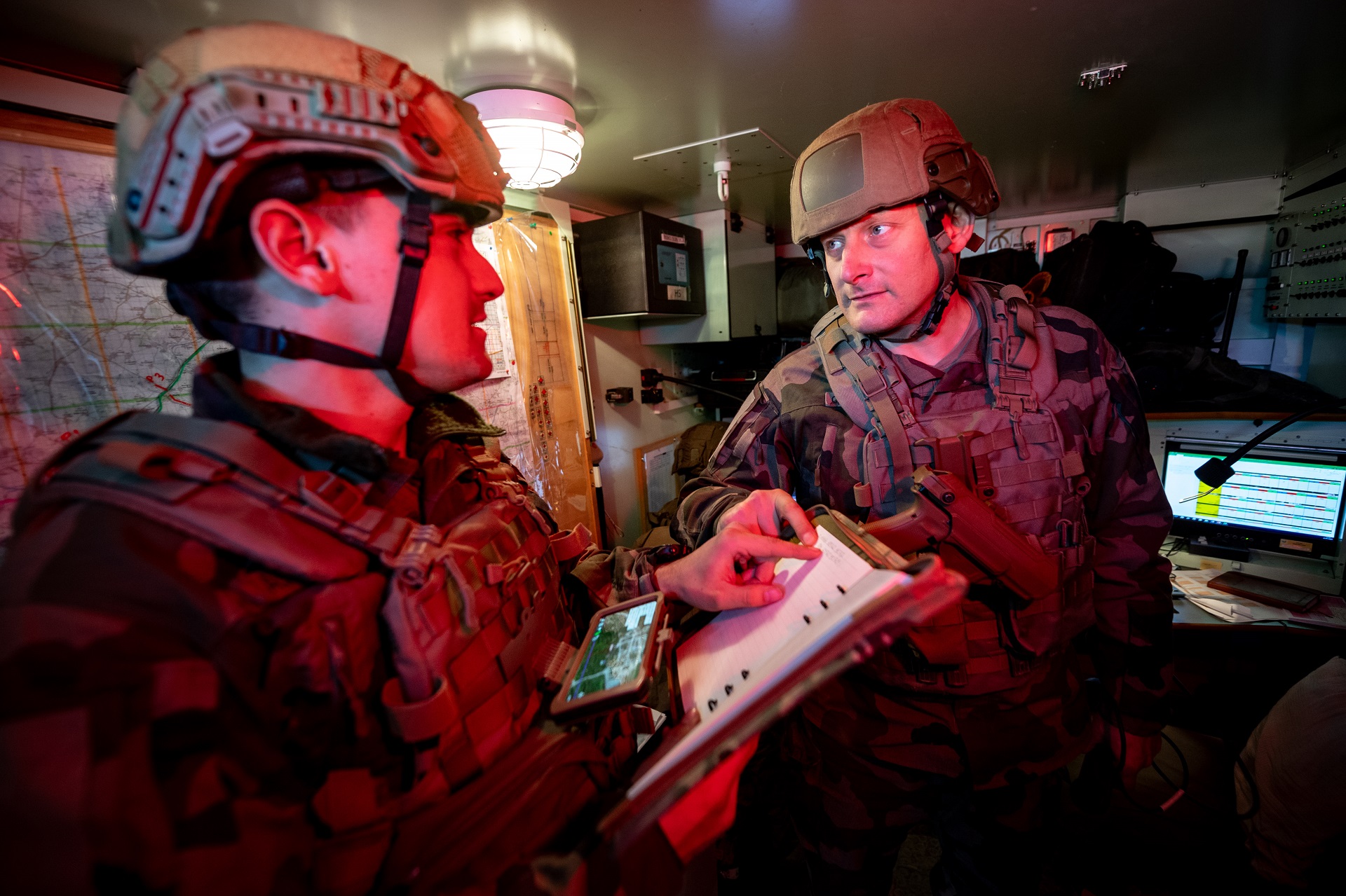Deux soldats du PC principal situé en base arrière échange sur la manoeuvre en cours.