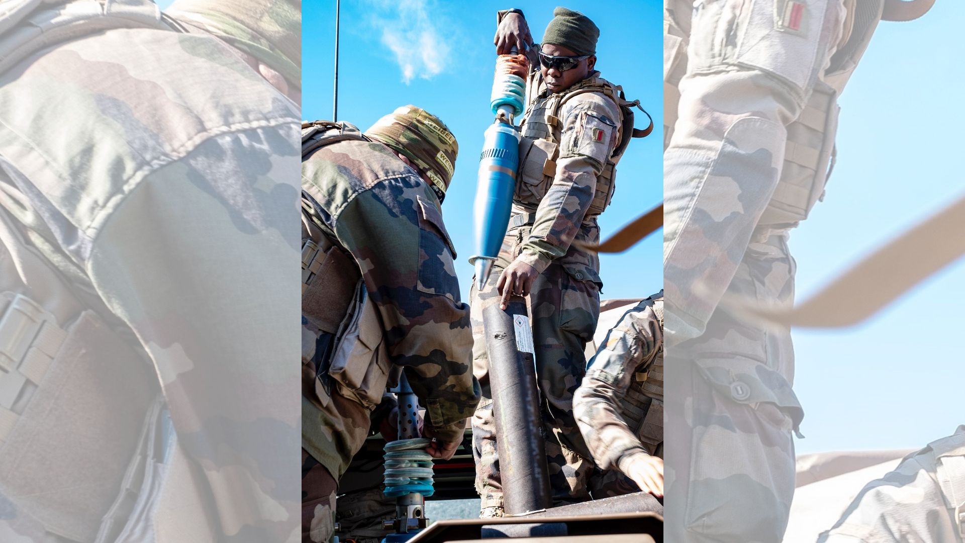 Un soldat charge un obus.
