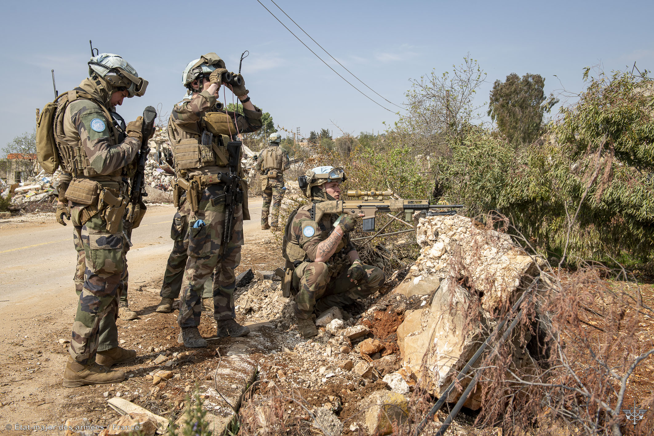 Un soldat français posté, couvre la progression du convoi.